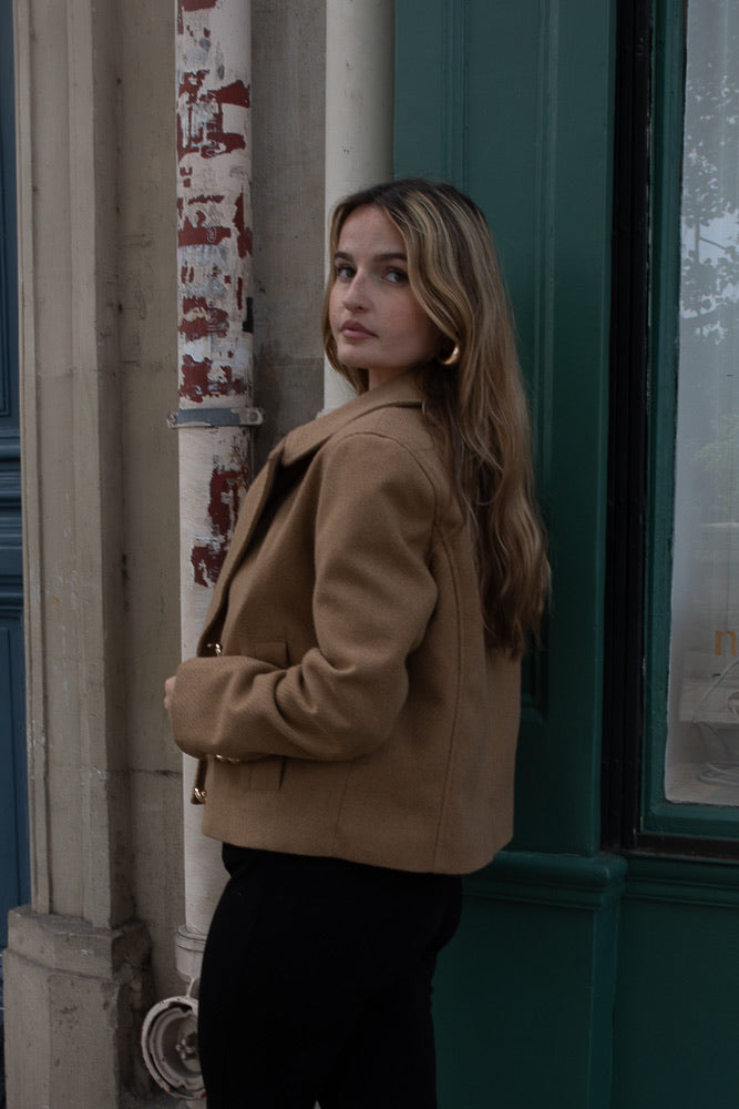 VESTE COURTE À DOUBLE BOUTONNAGE