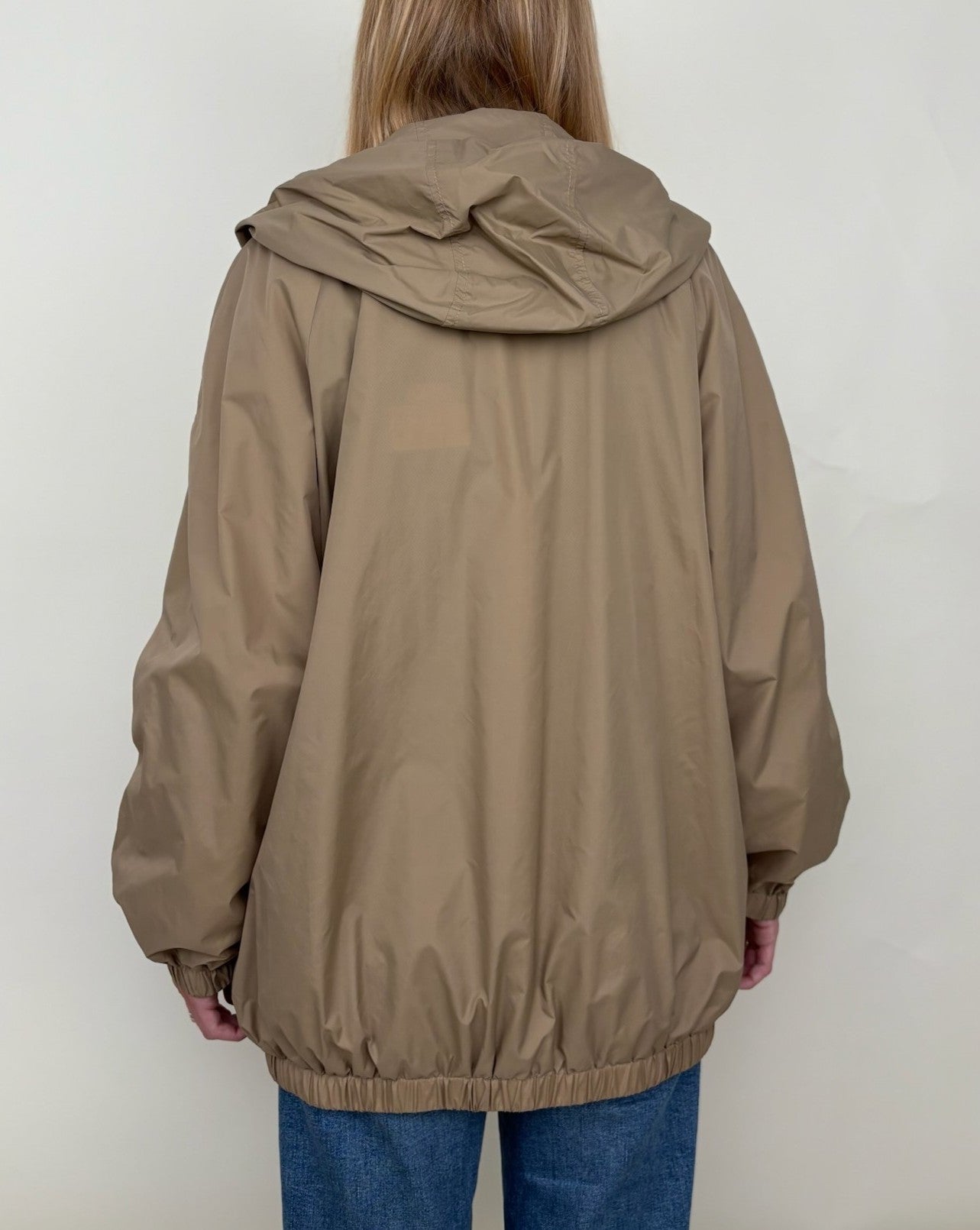 CHAQUETA IMPERMEABLE CON CAPUCHA