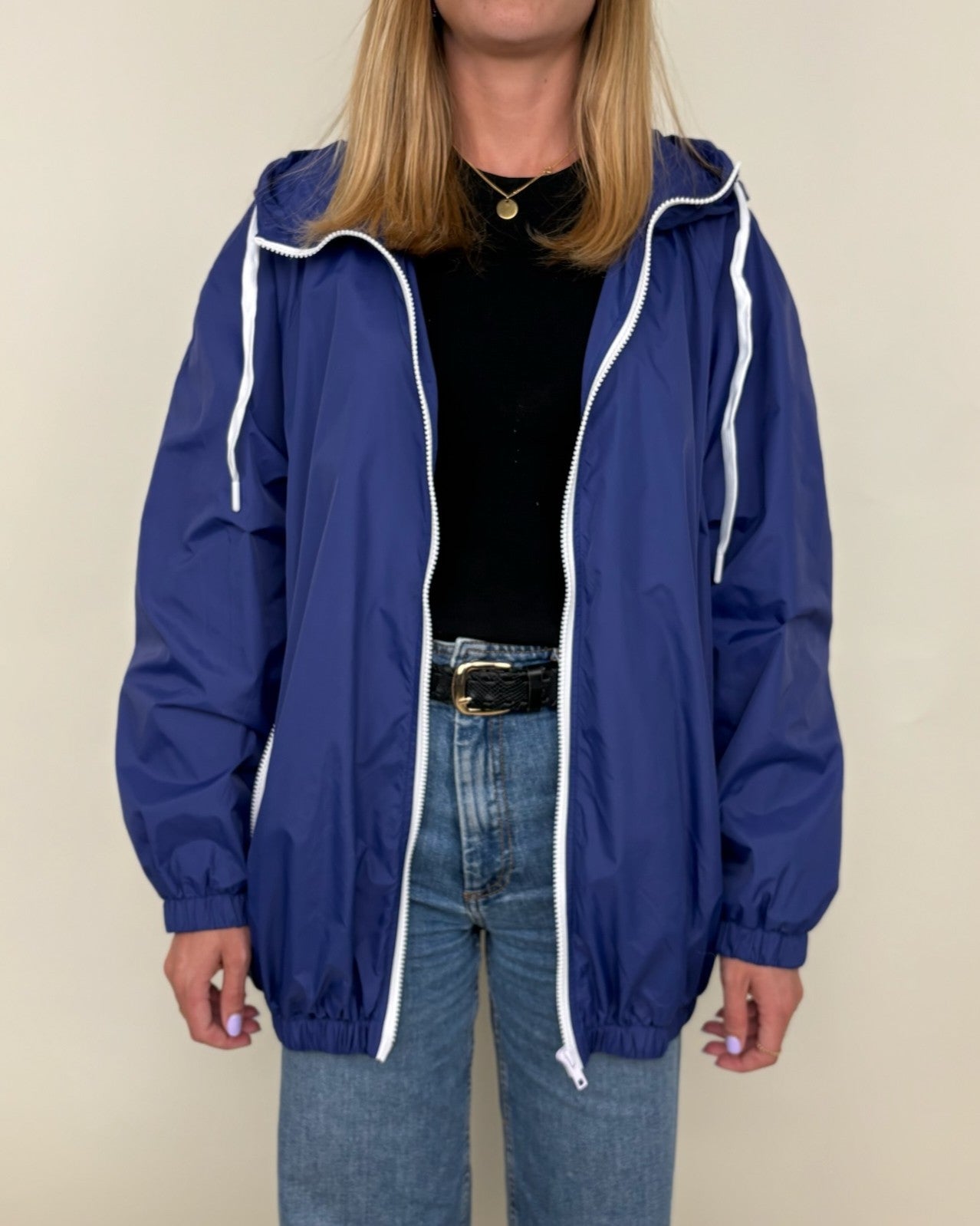 CHAQUETA IMPERMEABLE CON CAPUCHA