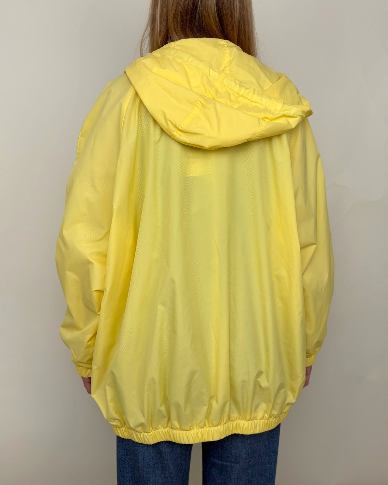CHAQUETA IMPERMEABLE CON CAPUCHA