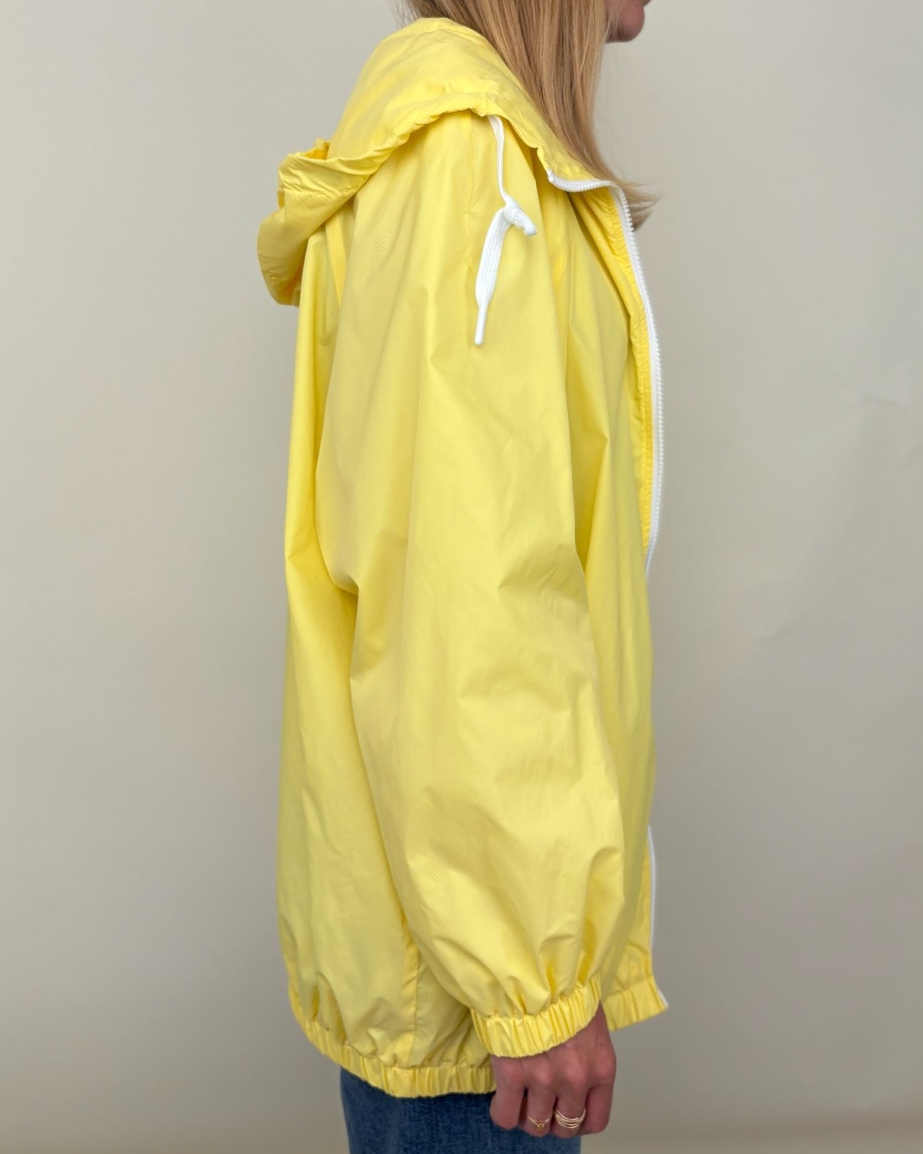 CHAQUETA IMPERMEABLE CON CAPUCHA