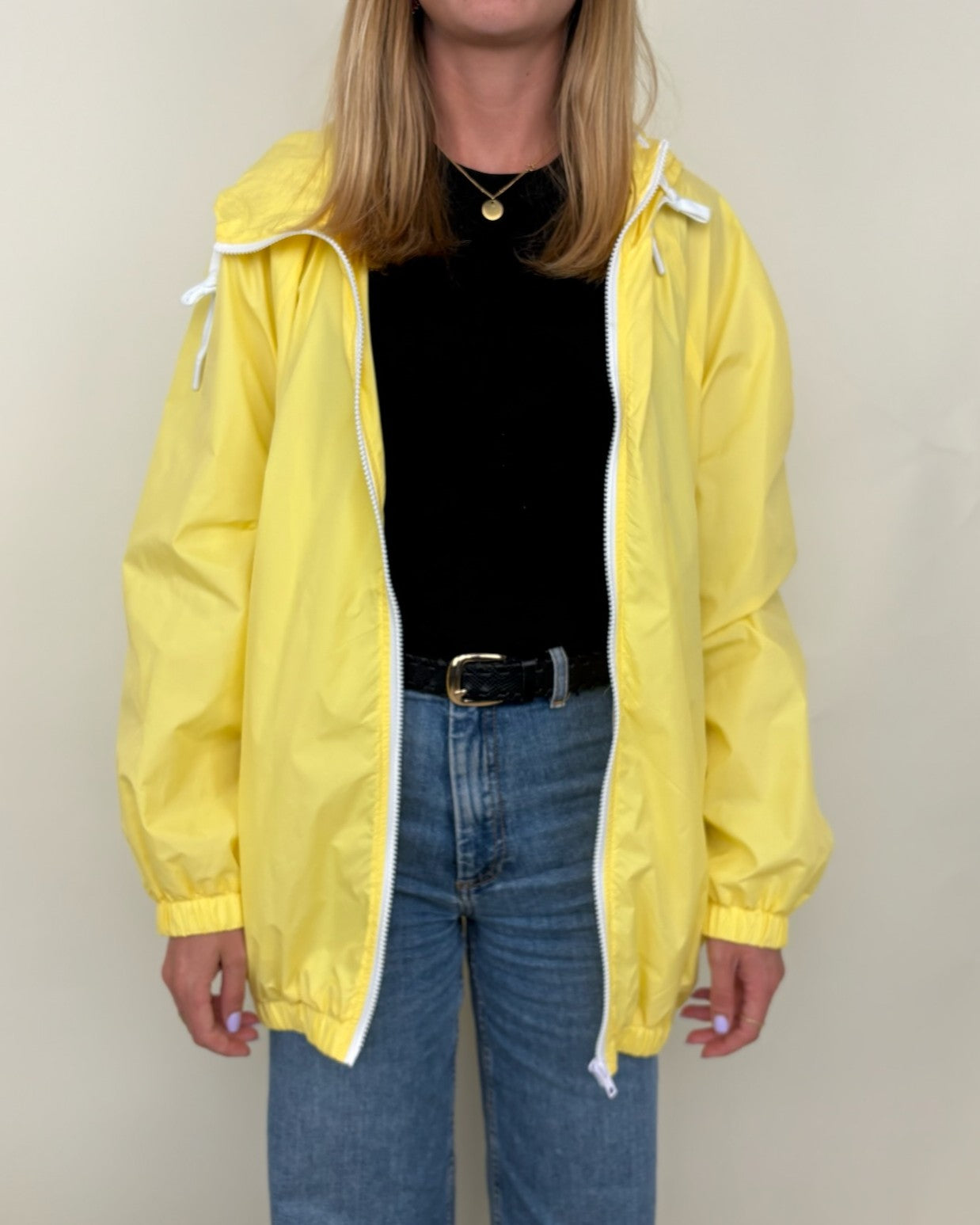 CHAQUETA IMPERMEABLE CON CAPUCHA