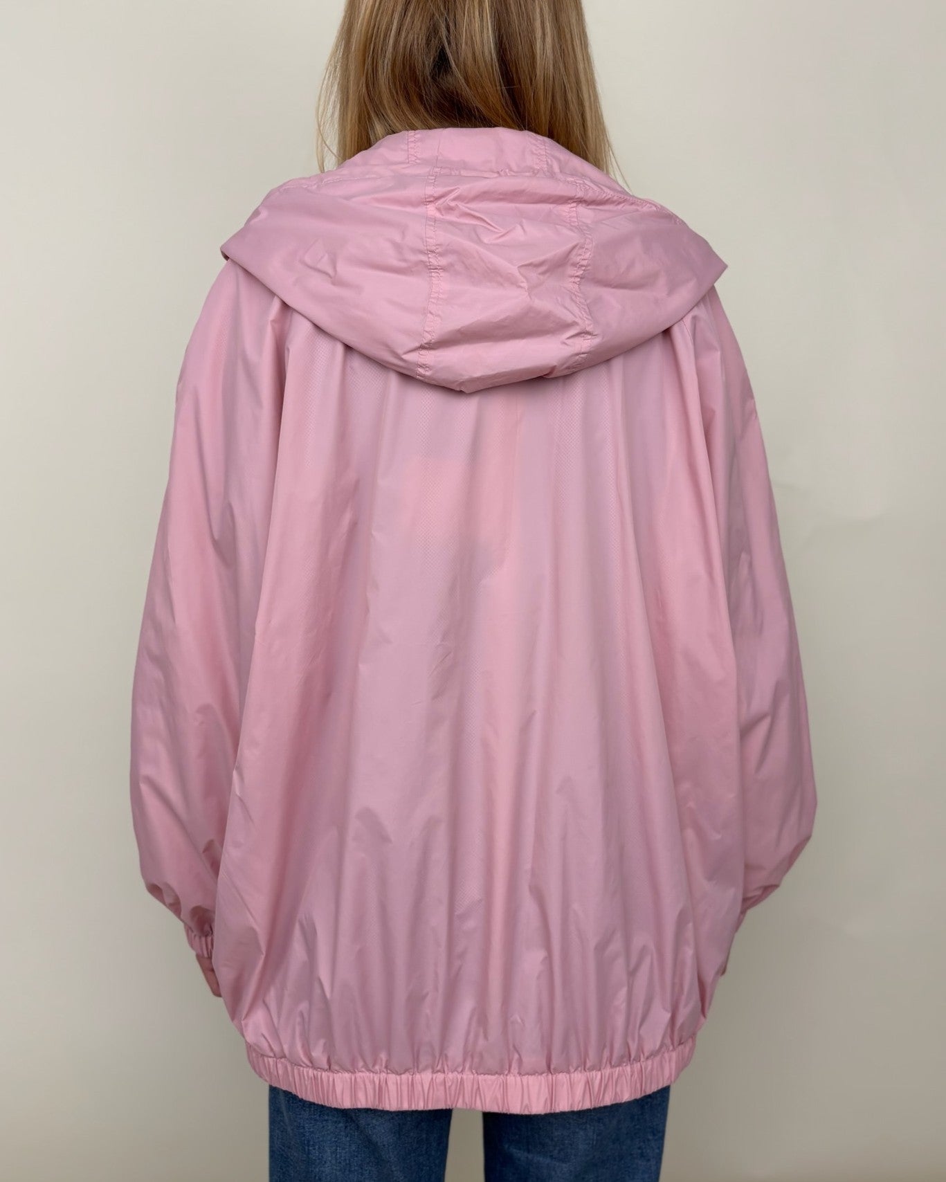CHAQUETA IMPERMEABLE CON CAPUCHA