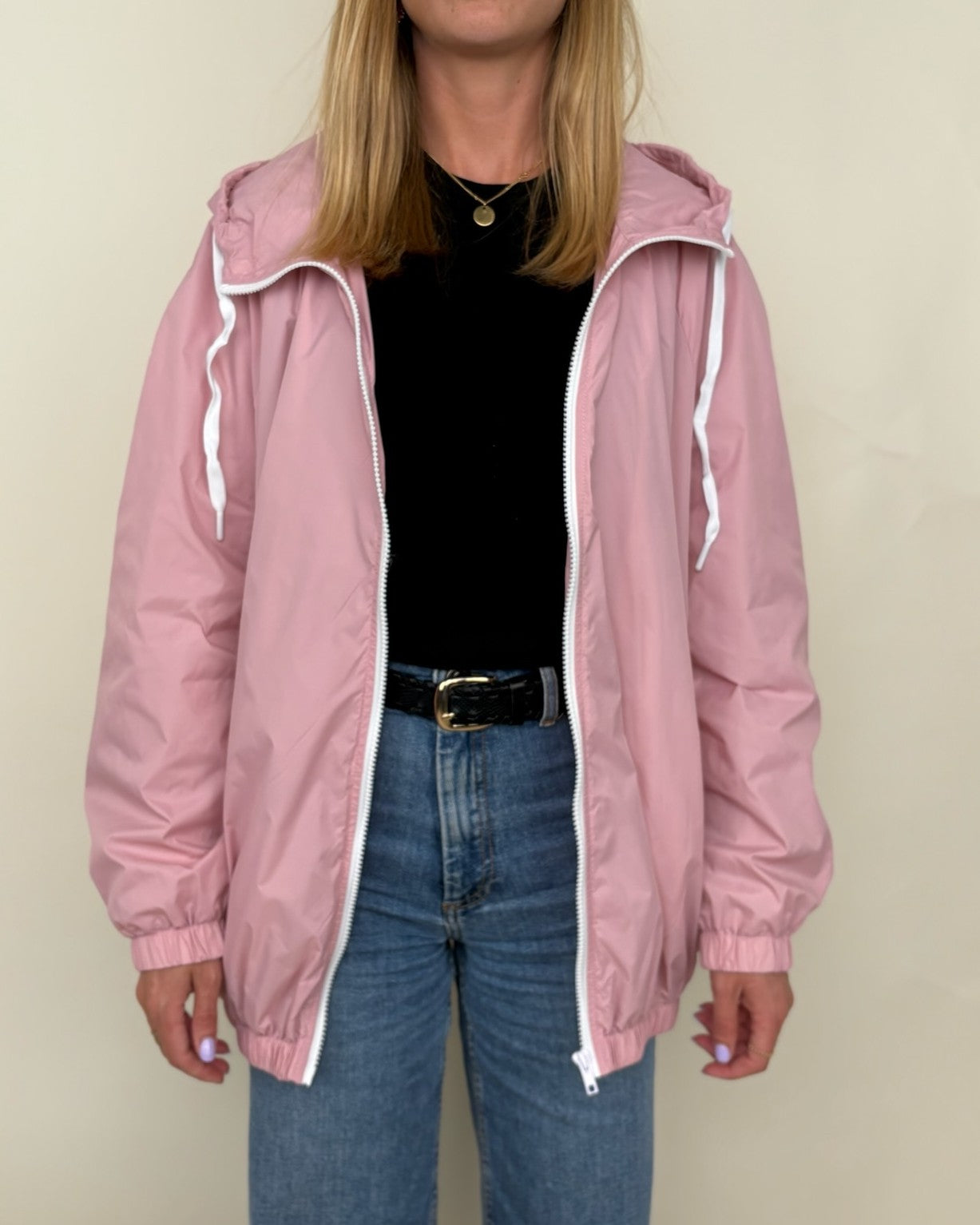 CHAQUETA IMPERMEABLE CON CAPUCHA