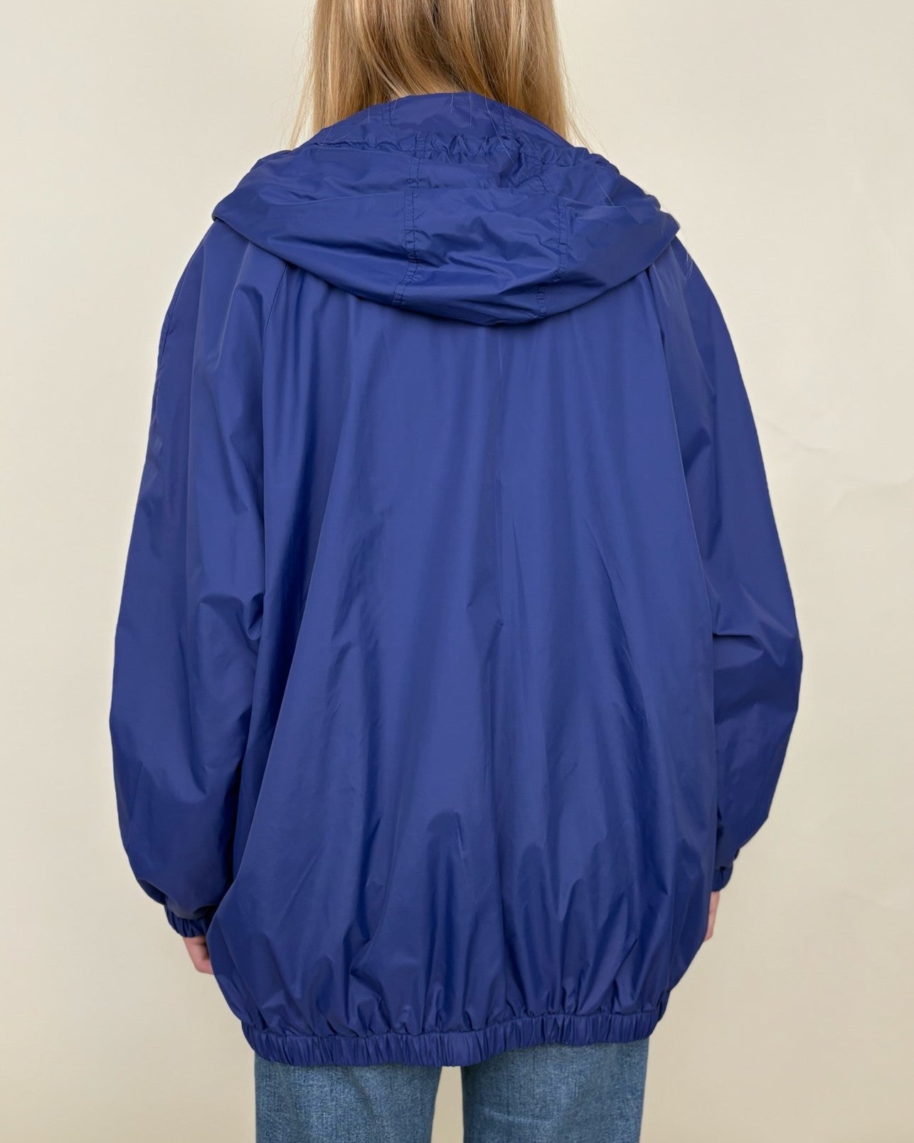 CHAQUETA IMPERMEABLE CON CAPUCHA