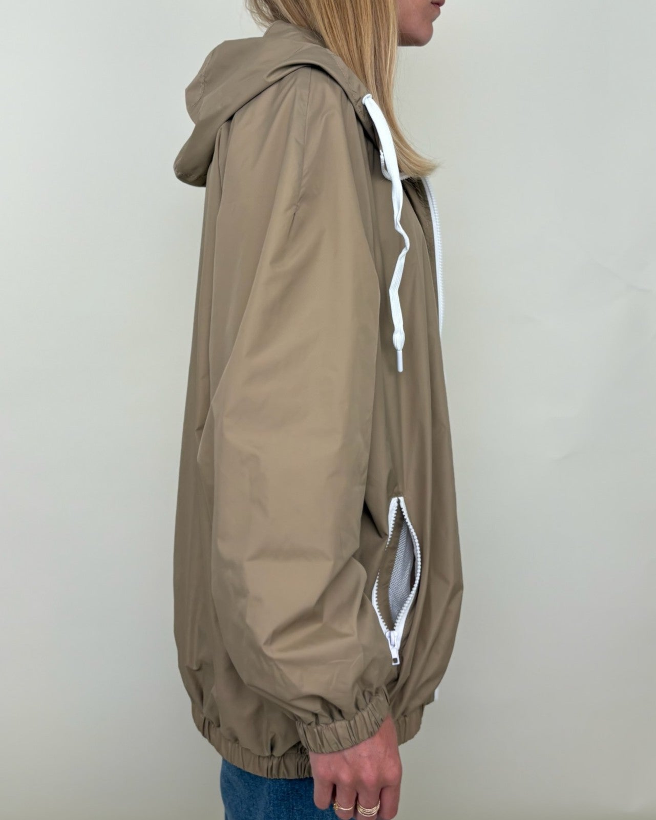 CHAQUETA IMPERMEABLE CON CAPUCHA