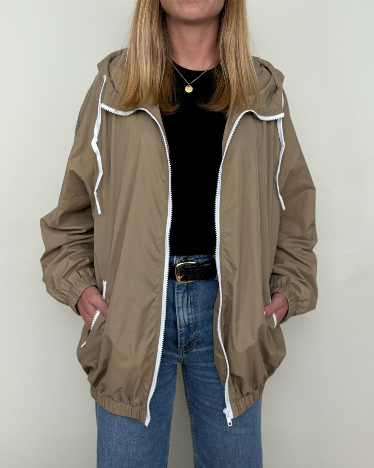 CHAQUETA IMPERMEABLE CON CAPUCHA