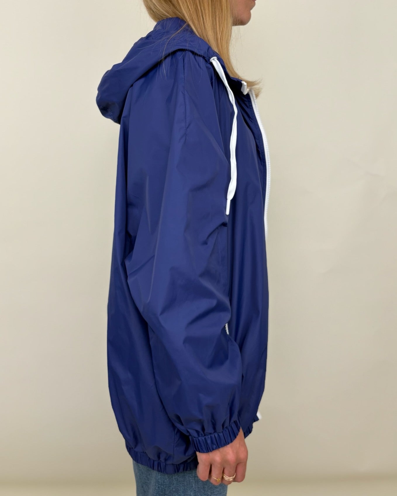CHAQUETA IMPERMEABLE CON CAPUCHA