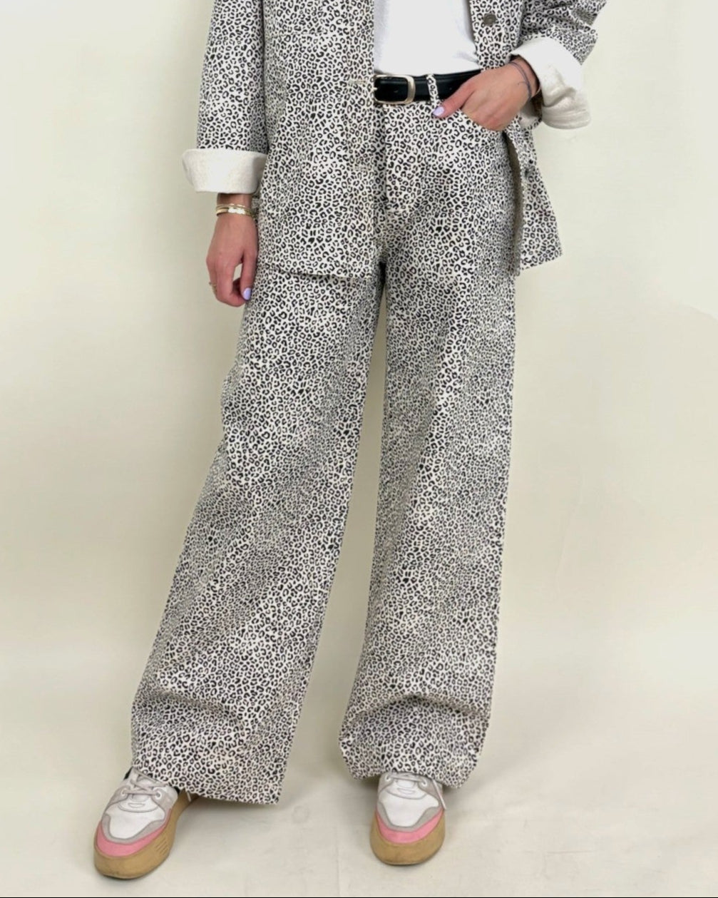 JEANS DE PIERNA ANCHA CON ESTAMPADO DE LEOPARDO