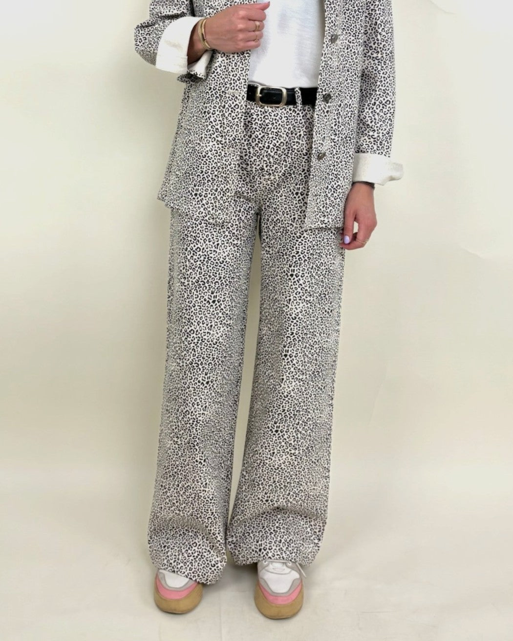 JEANS DE PIERNA ANCHA CON ESTAMPADO DE LEOPARDO
