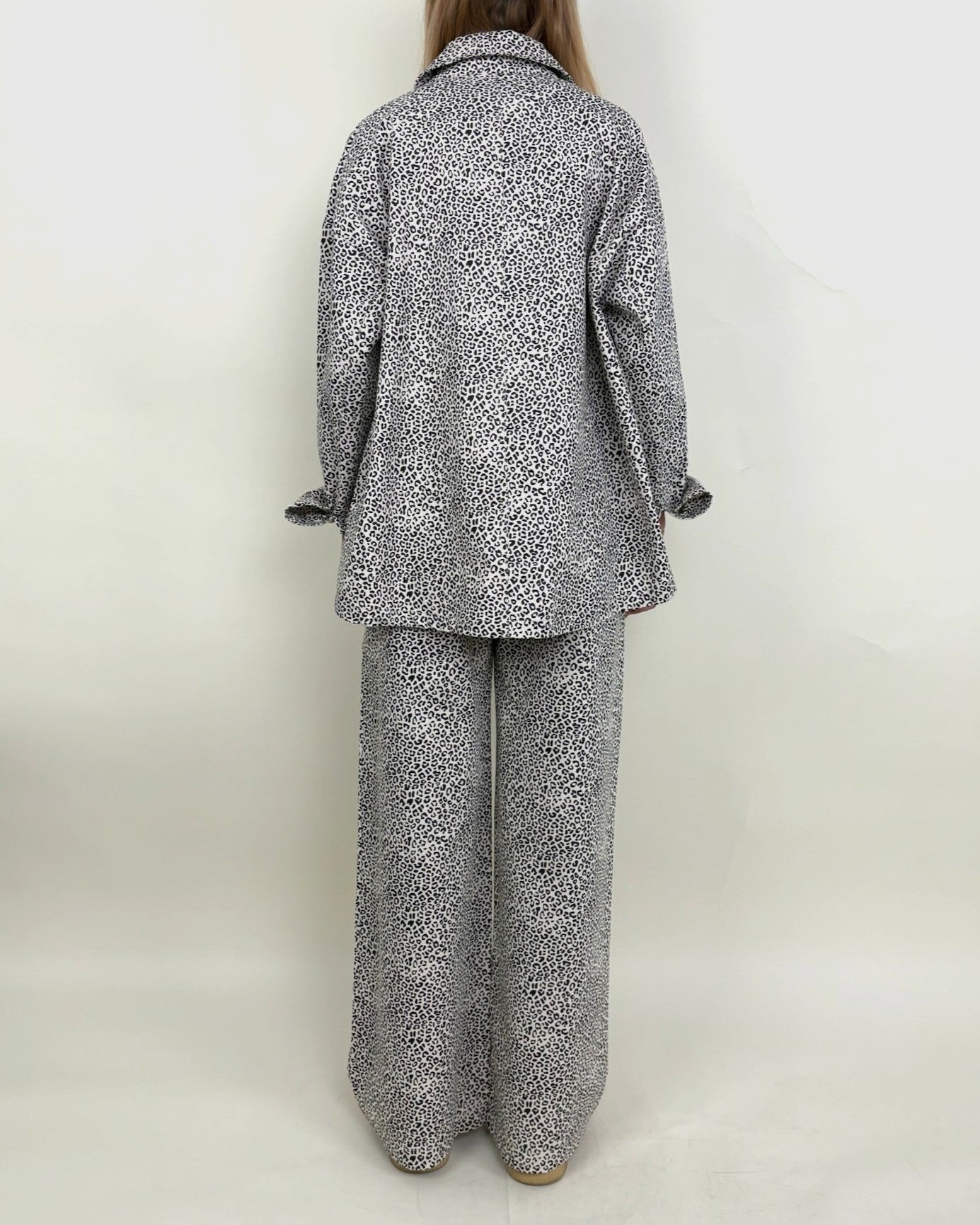 JEANS DE PIERNA ANCHA CON ESTAMPADO DE LEOPARDO