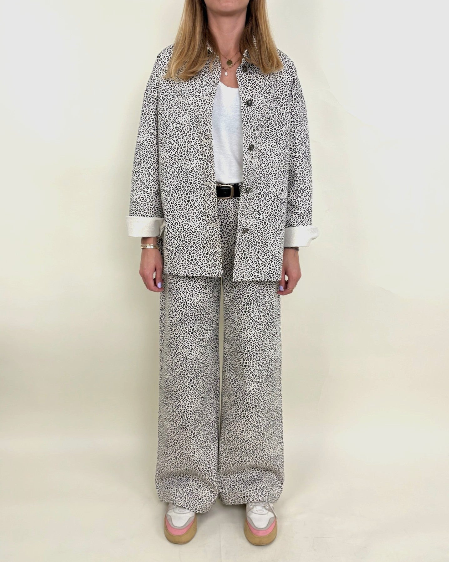 JEANS DE PIERNA ANCHA CON ESTAMPADO DE LEOPARDO