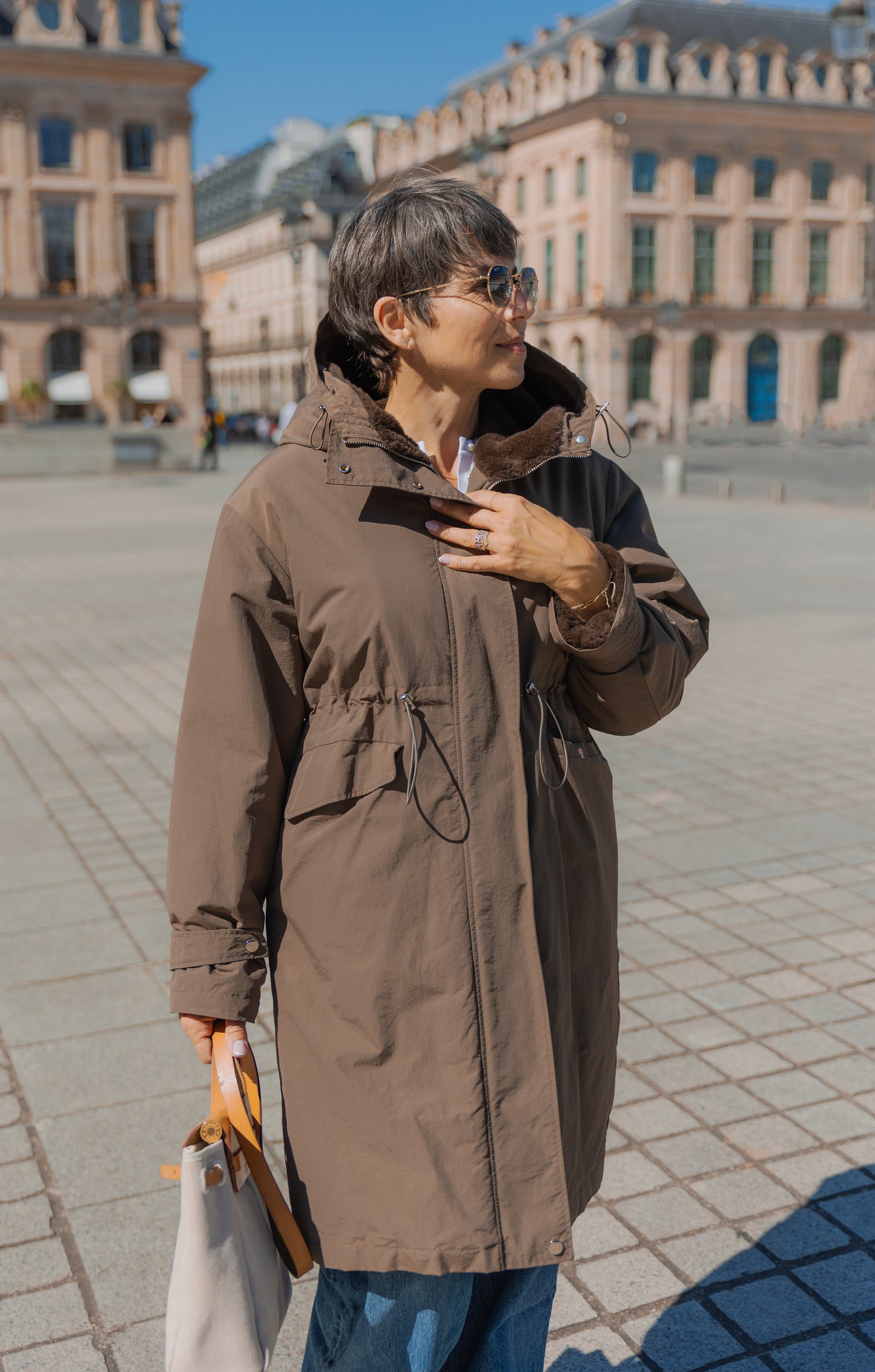 PARKA CON CAPUCHA DE PIEL SINTÉTICA