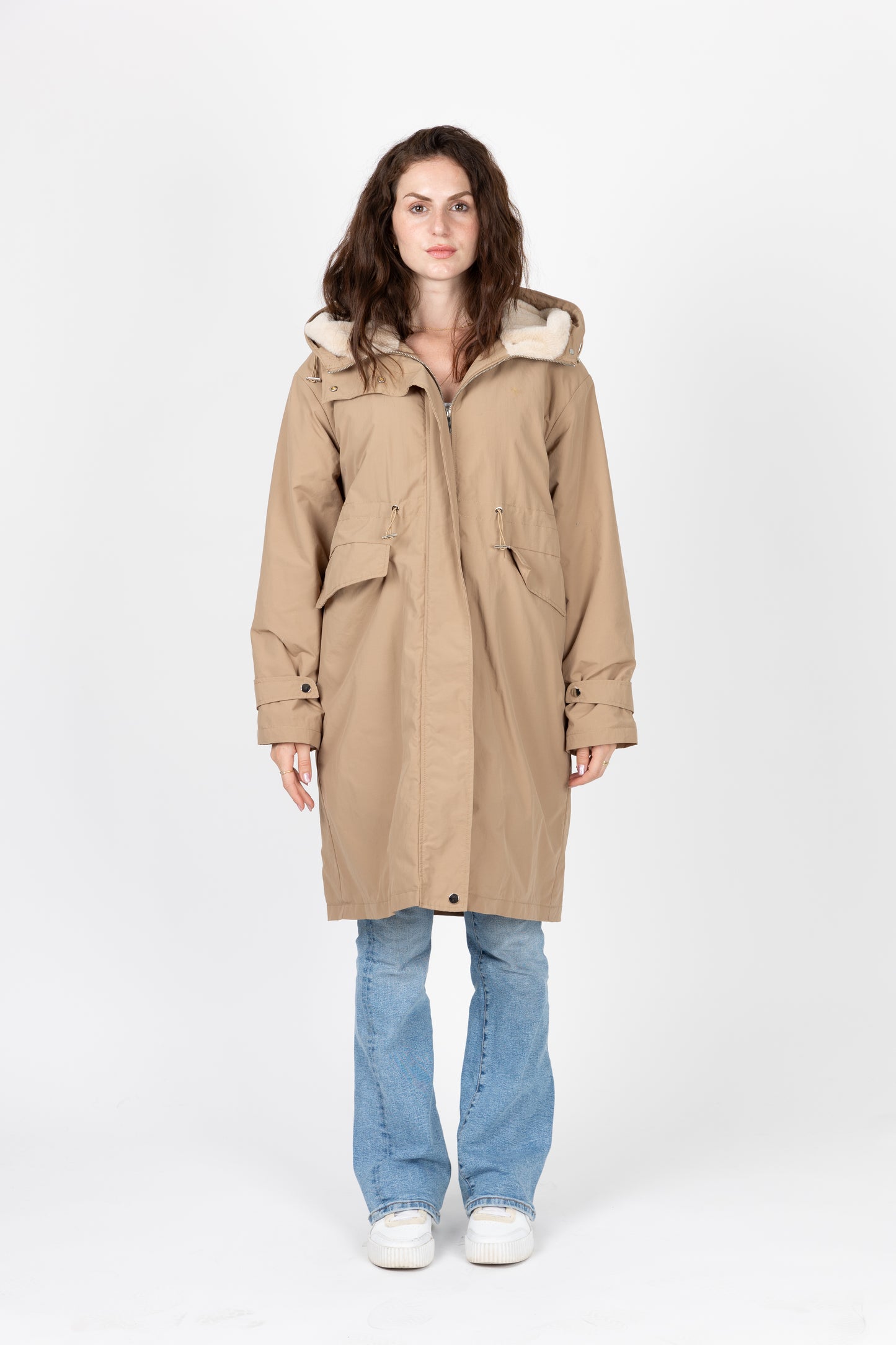 PARKA CON CAPUCHA DE PIEL SINTÉTICA