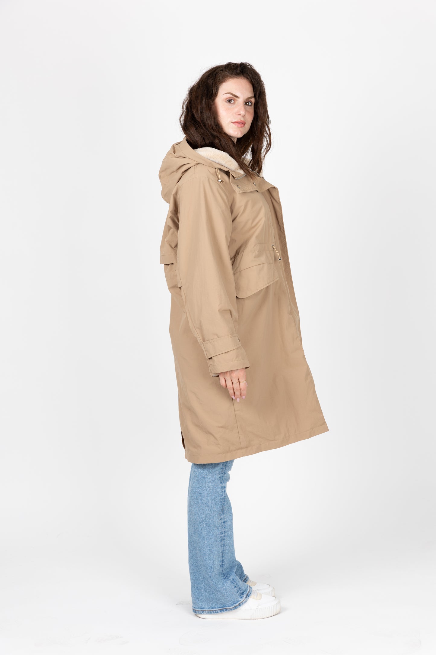PARKA CON CAPUCHA DE PIEL SINTÉTICA