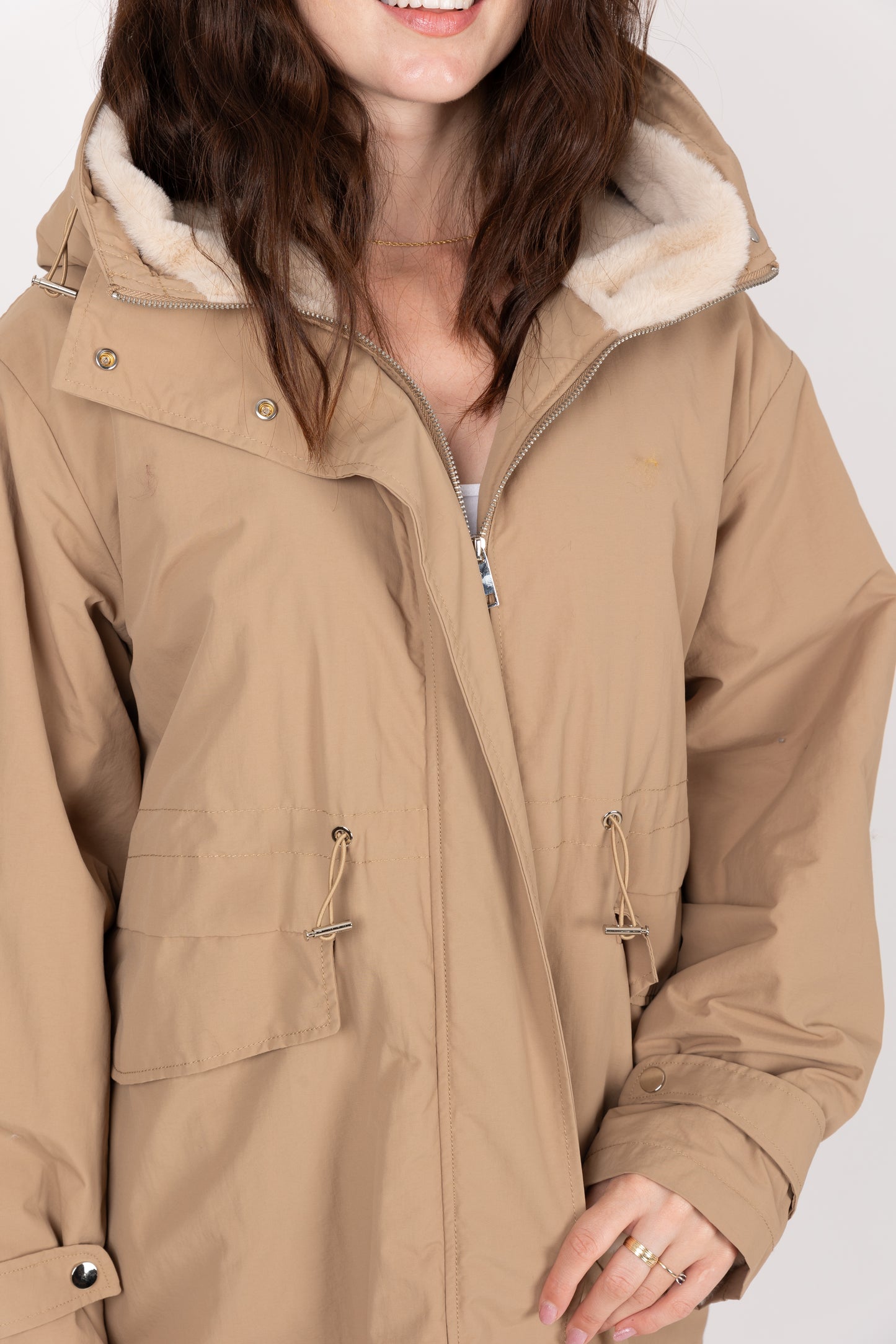 PARKA CON CAPUCHA DE PIEL SINTÉTICA