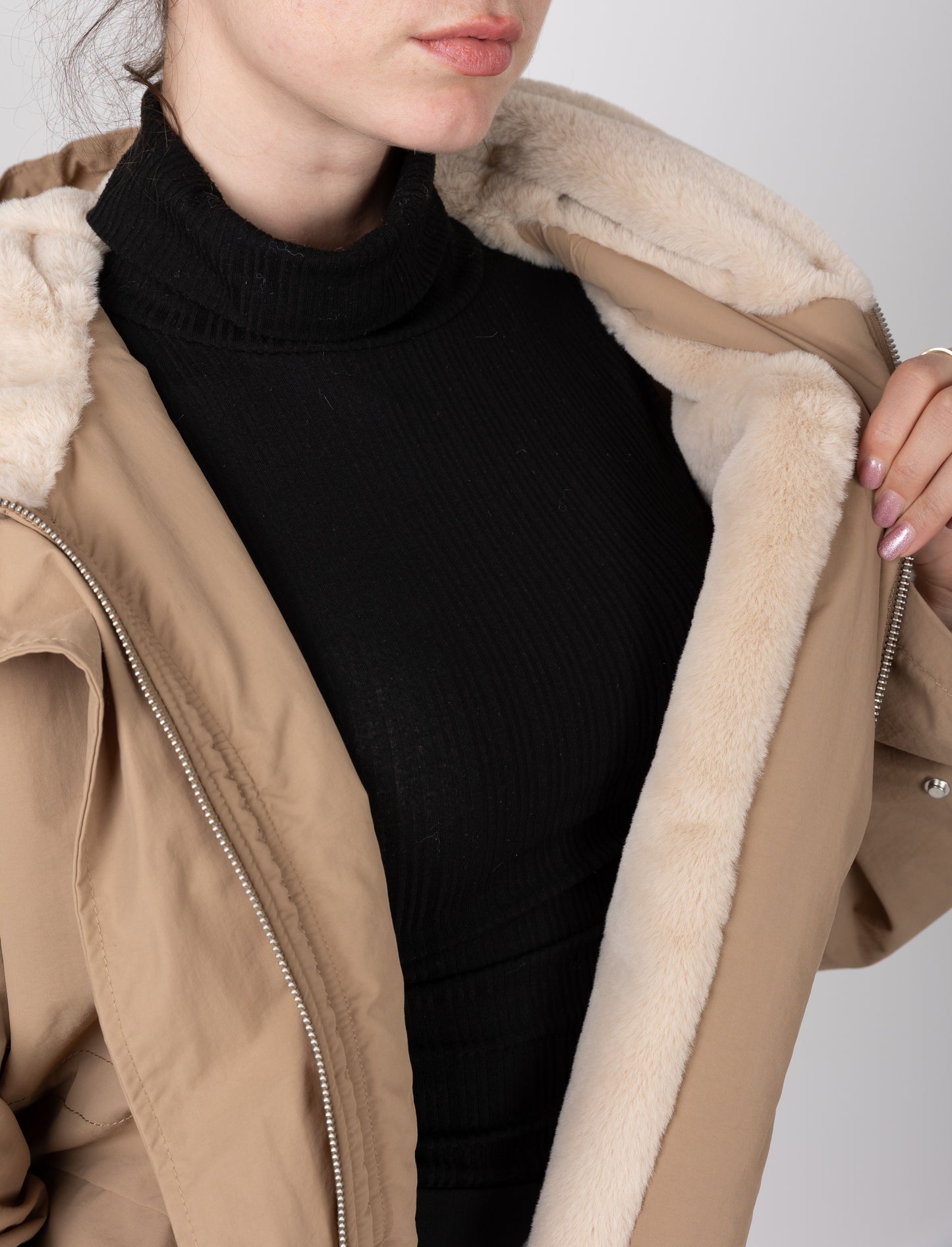 PARKA CON CAPUCHA DE PIEL SINTÉTICA