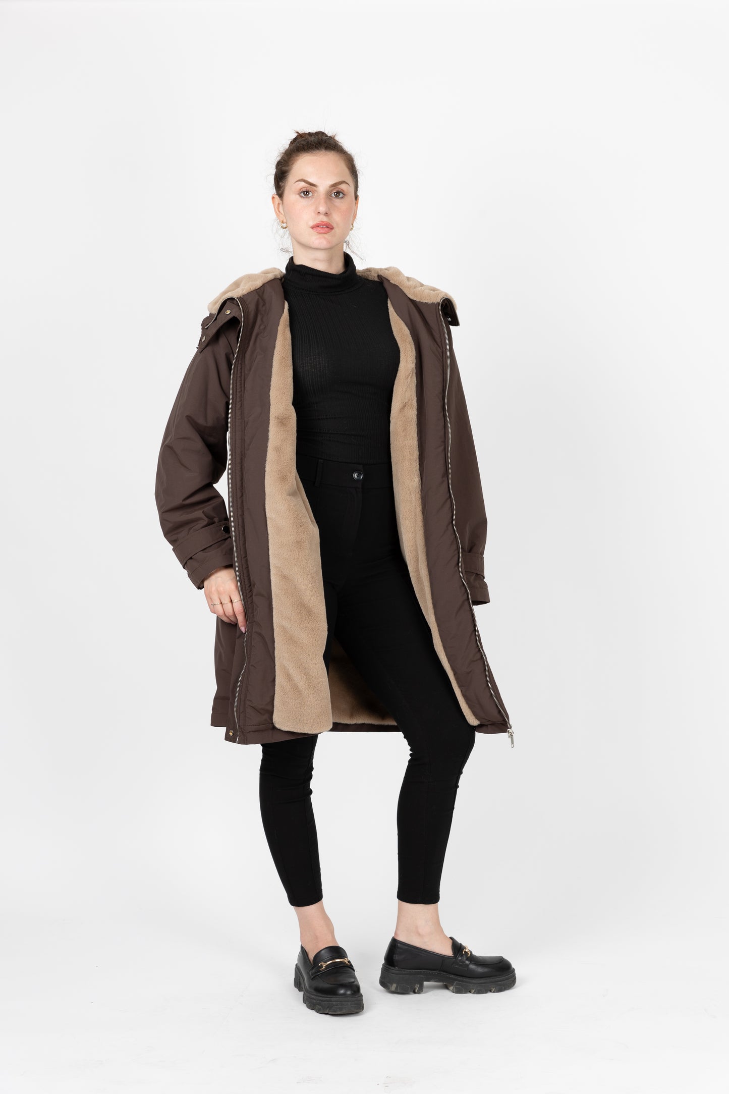 PARKA CON CAPUCHA DE PIEL SINTÉTICA