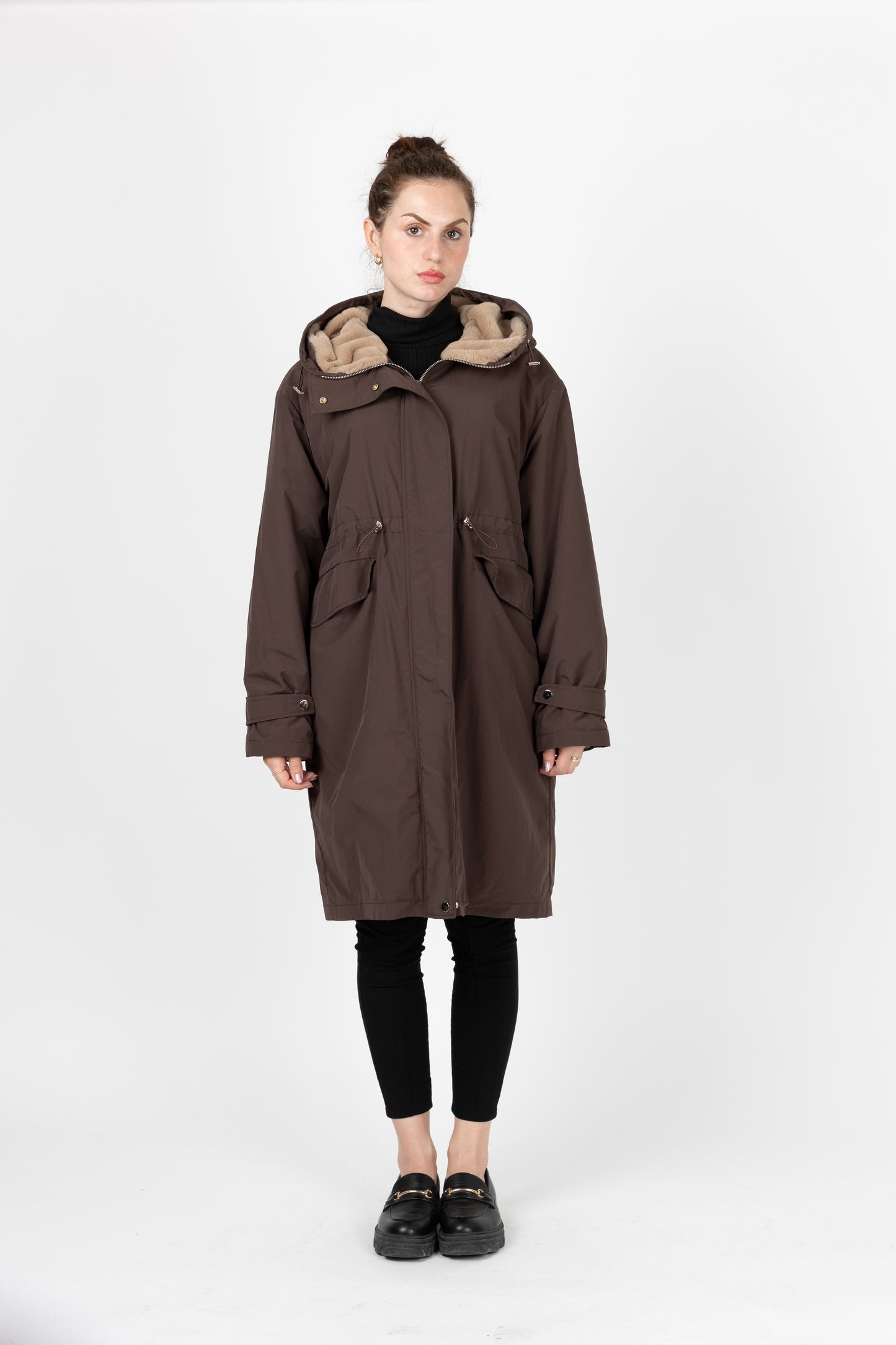 PARKA CON CAPUCHA DE PIEL SINTÉTICA