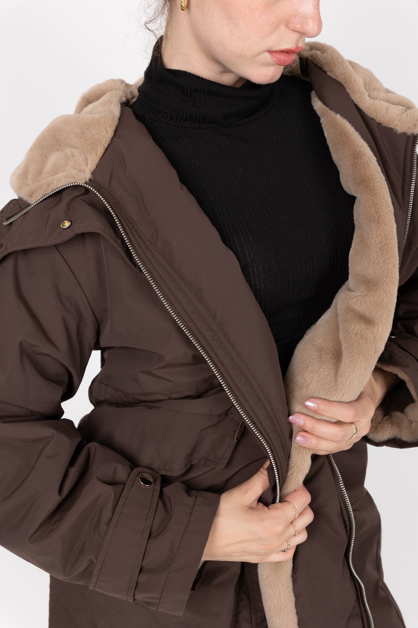 PARKA CON CAPUCHA DE PIEL SINTÉTICA