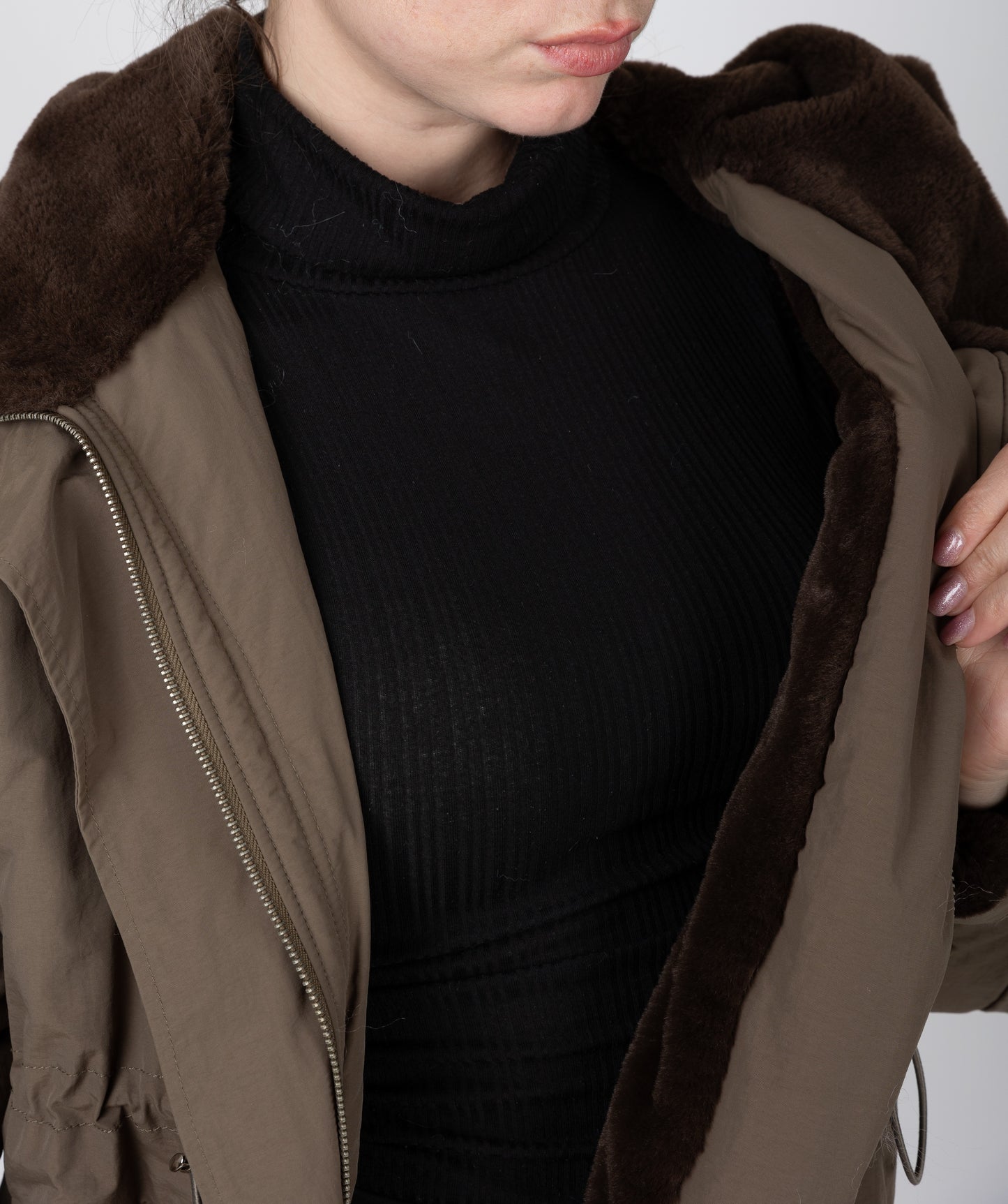 PARKA CON CAPUCHA DE PIEL SINTÉTICA