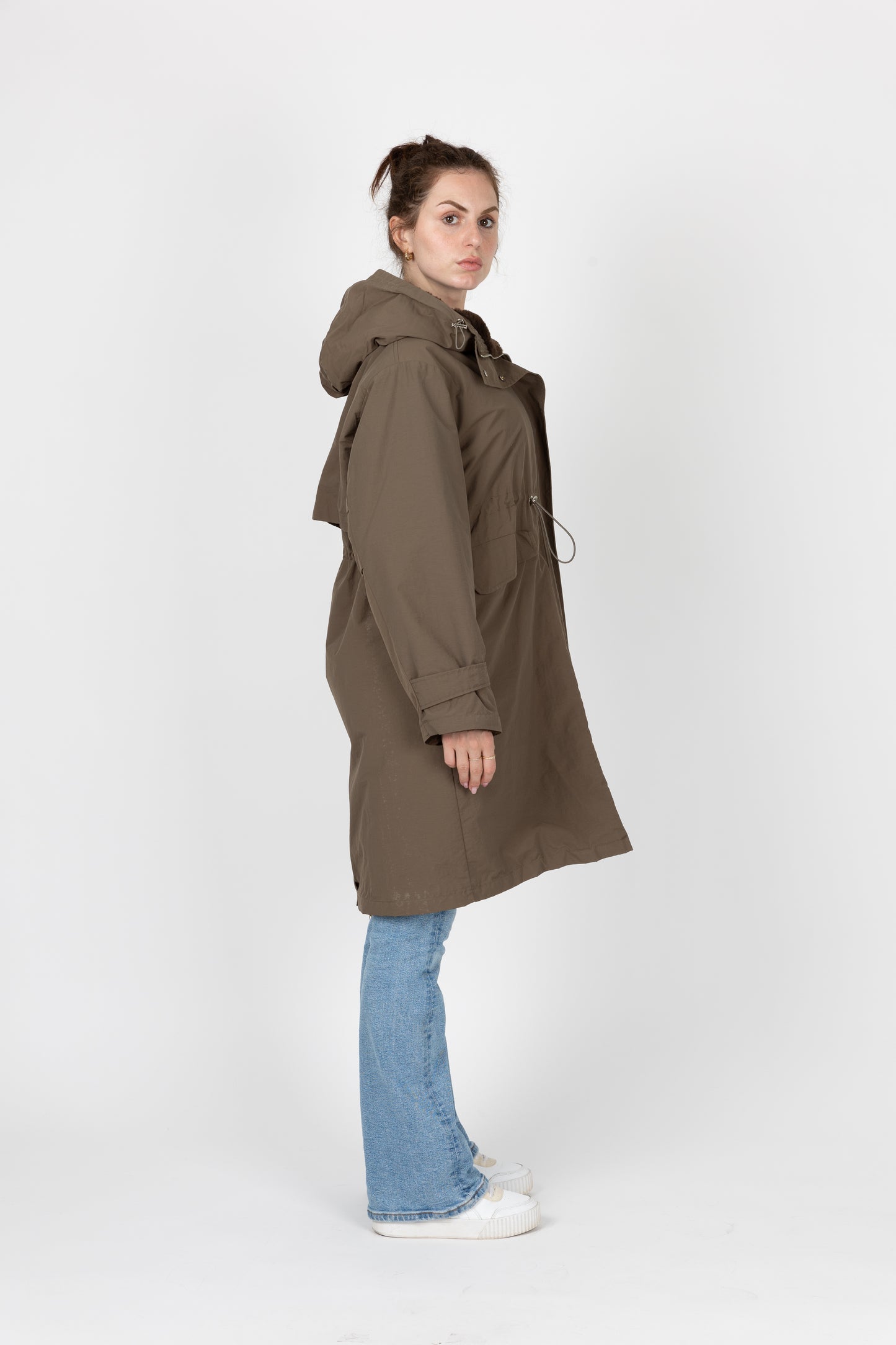 PARKA CON CAPUCHA DE PIEL SINTÉTICA
