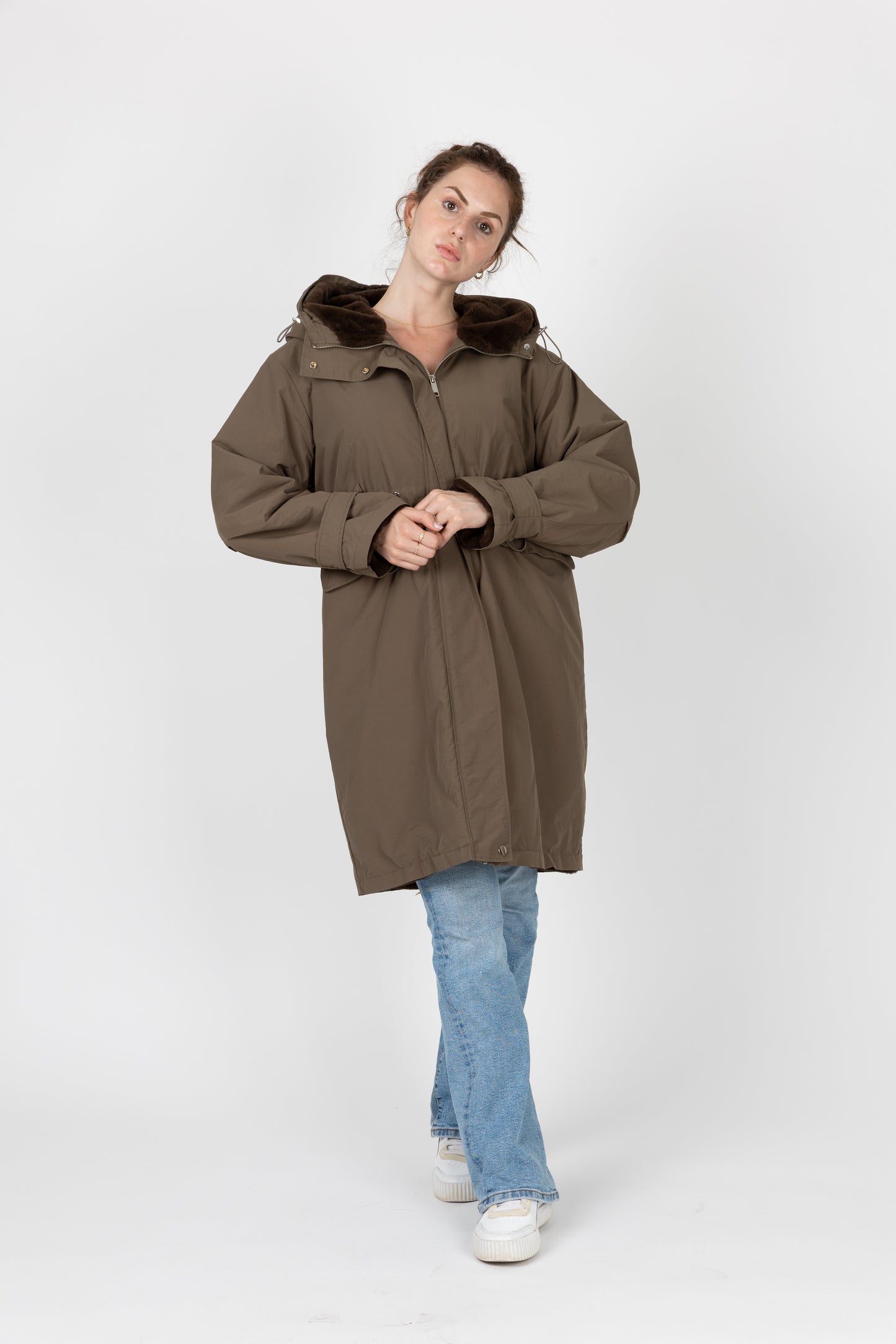 PARKA CON CAPUCHA DE PIEL SINTÉTICA
