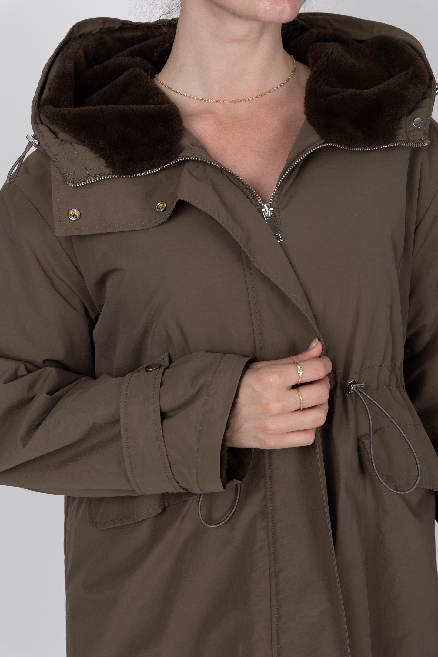 PARKA CON CAPUCHA DE PIEL SINTÉTICA