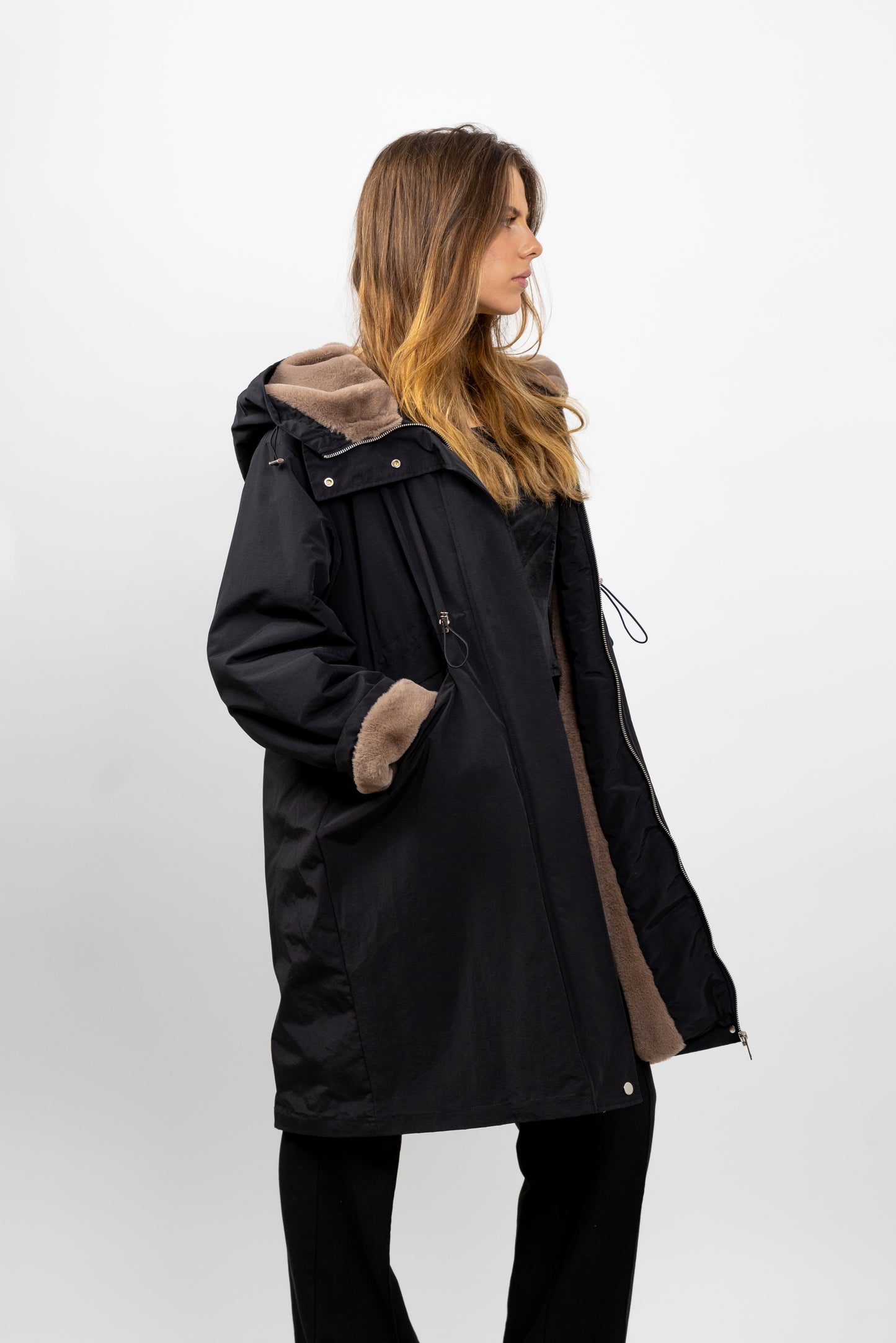 PARKA CON CAPUCHA DE PIEL SINTÉTICA