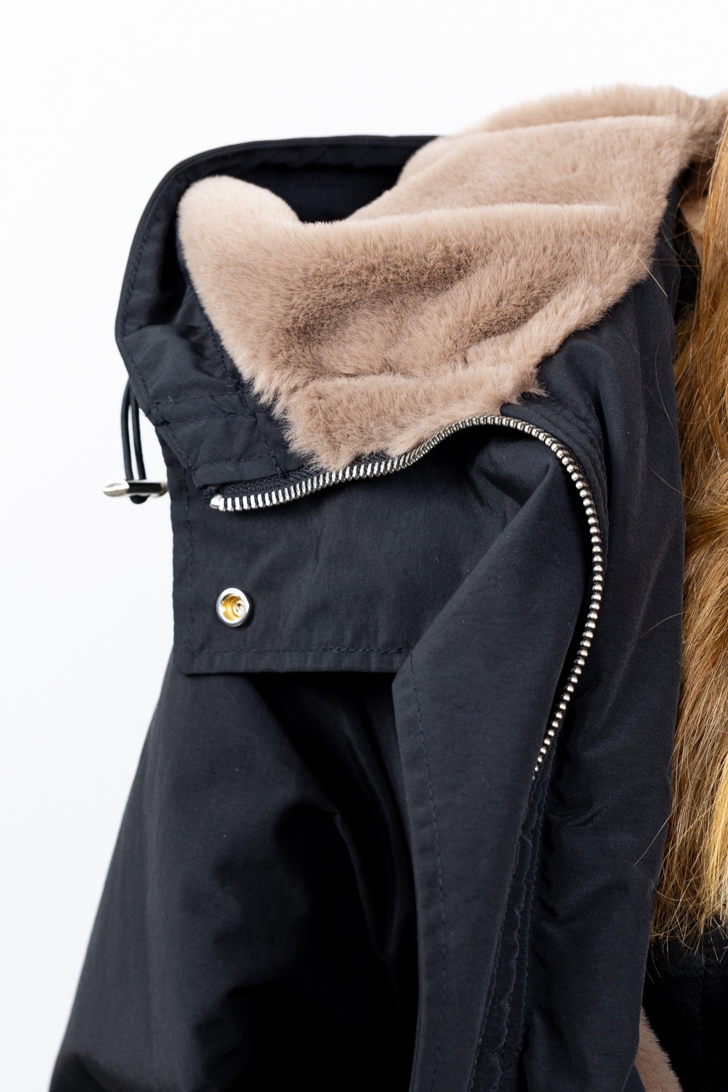 PARKA CON CAPUCHA DE PIEL SINTÉTICA