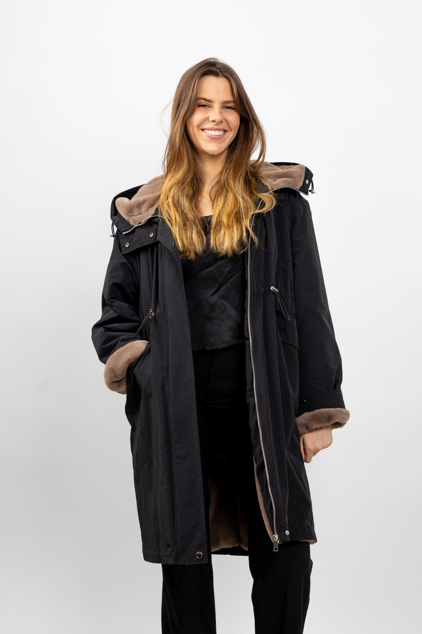 PARKA CON CAPUCHA DE PIEL SINTÉTICA