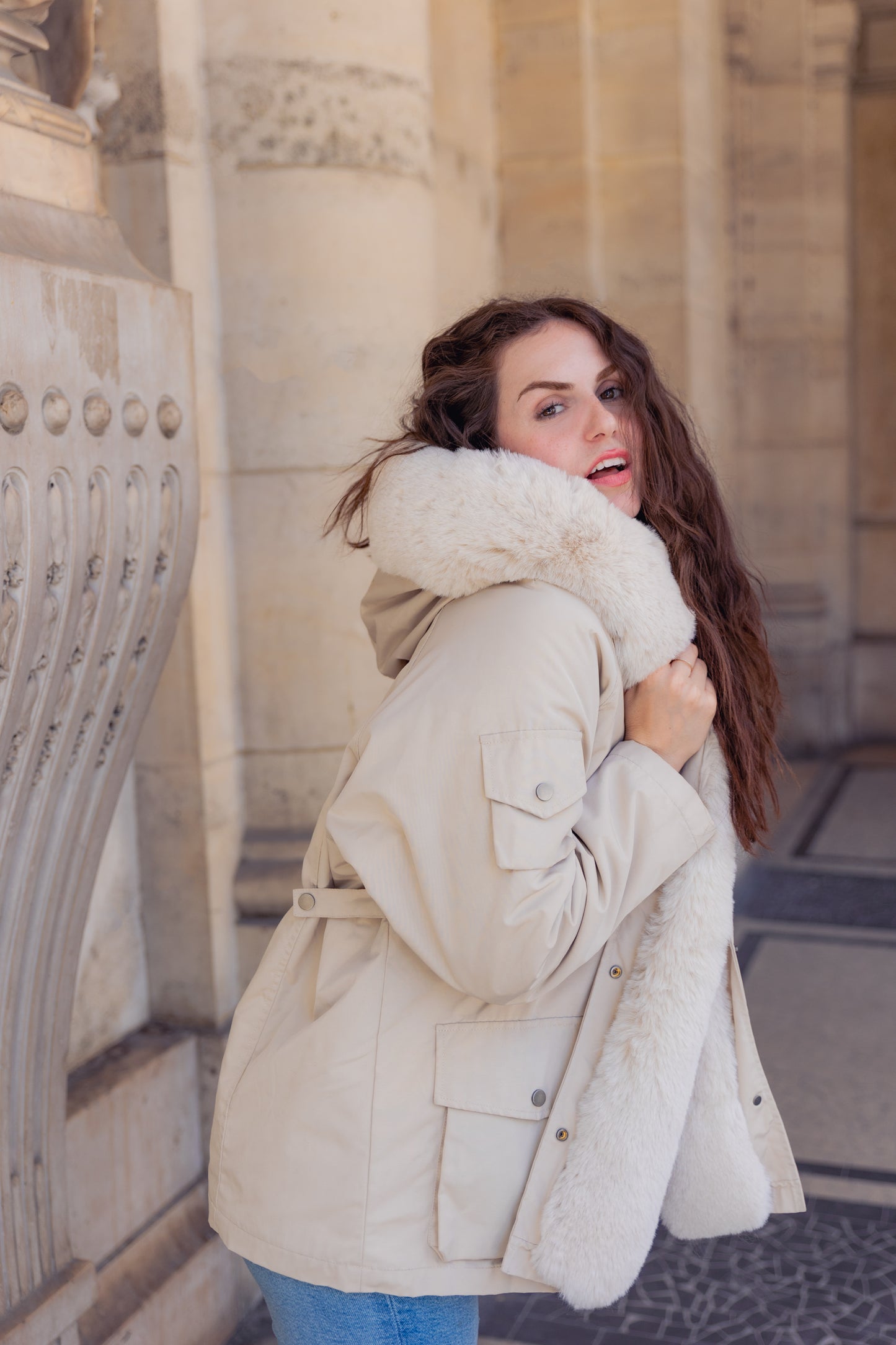 Parka con capucha de piel sintética