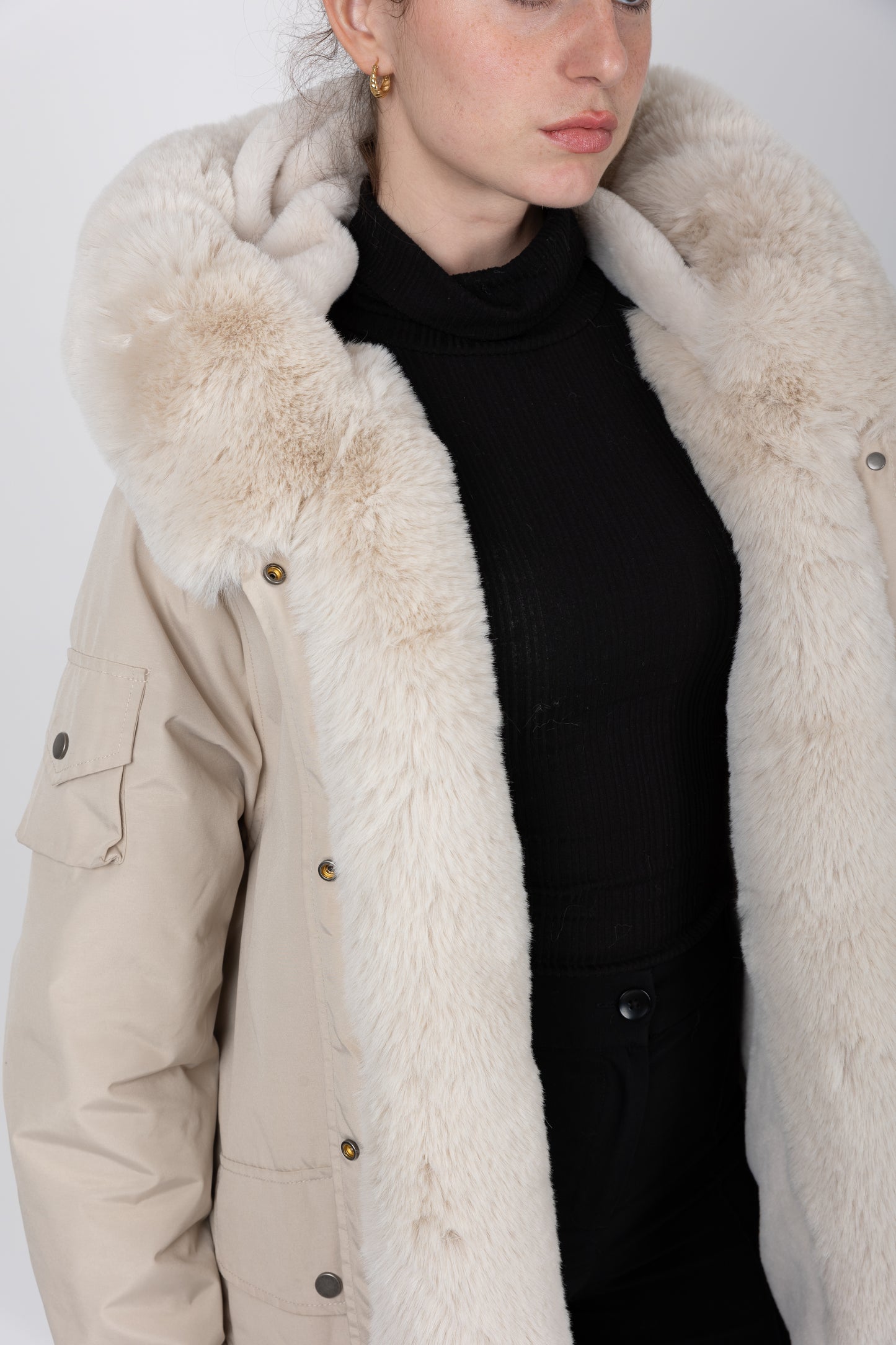 Parka con capucha de piel sintética