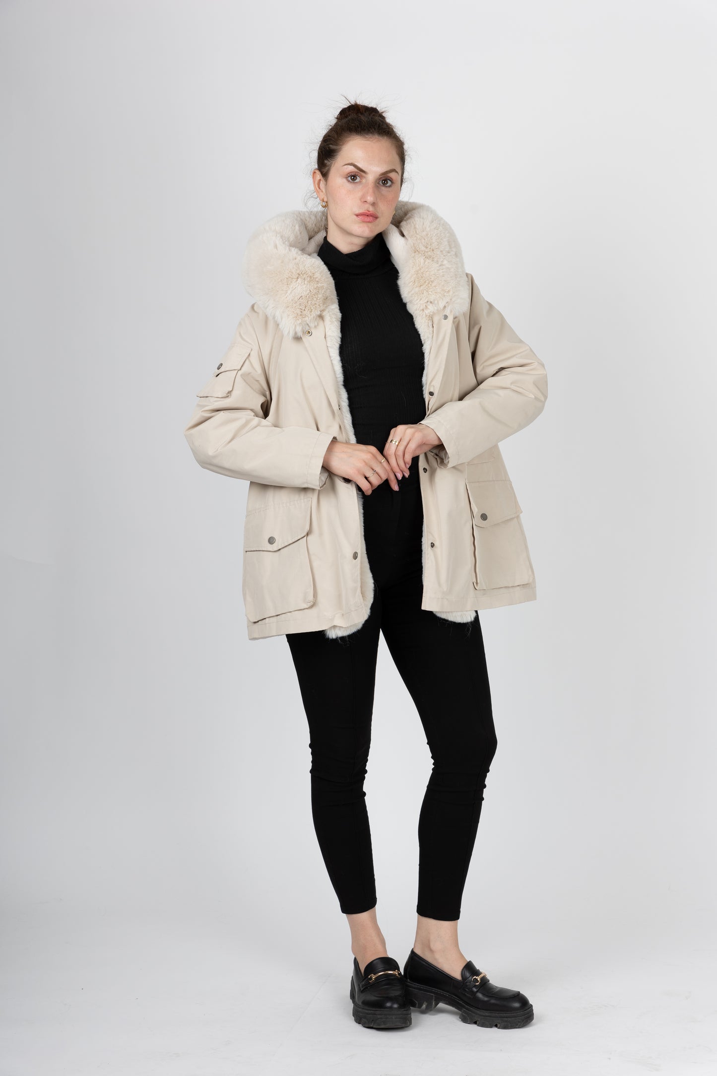 Parka con capucha de piel sintética