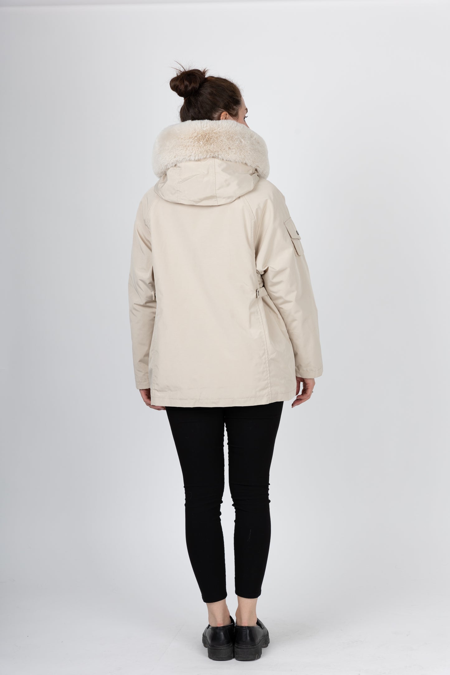 Parka con capucha de piel sintética