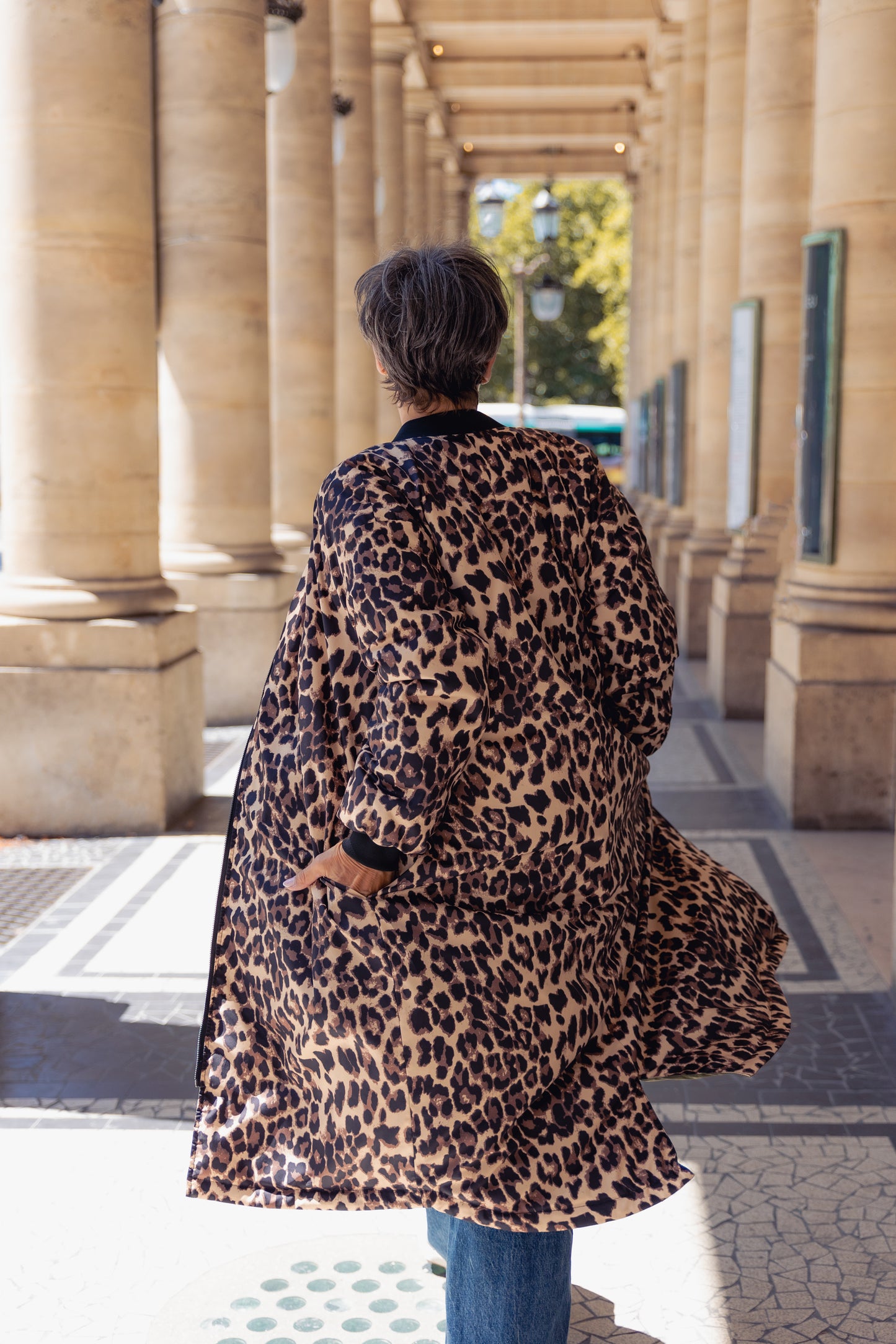 PARKA BOMBER LARGA REVERSIBLE CON INTERIOR DE LEOPARDO