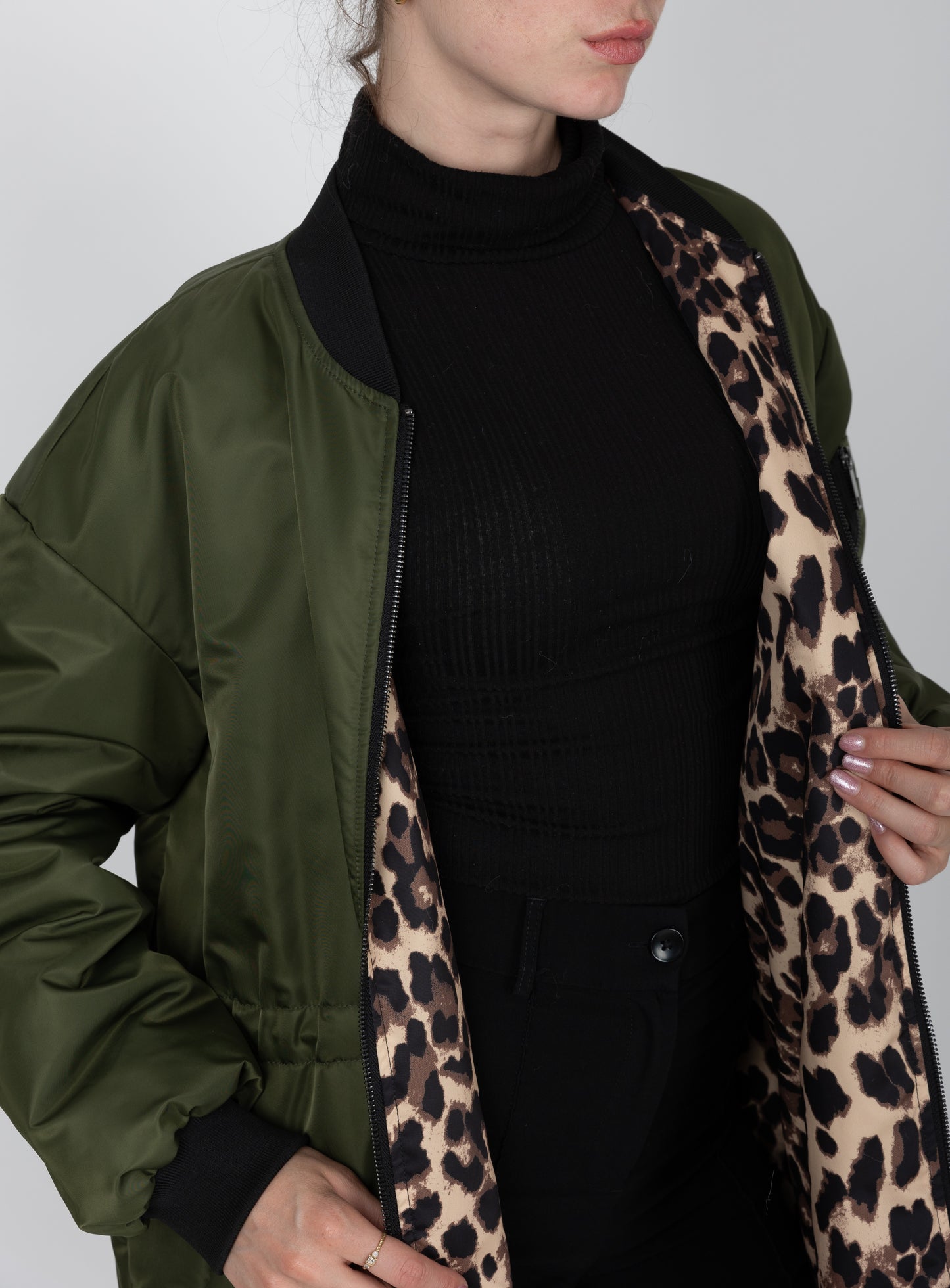 PARKA BOMBER LARGA REVERSIBLE CON INTERIOR DE LEOPARDO