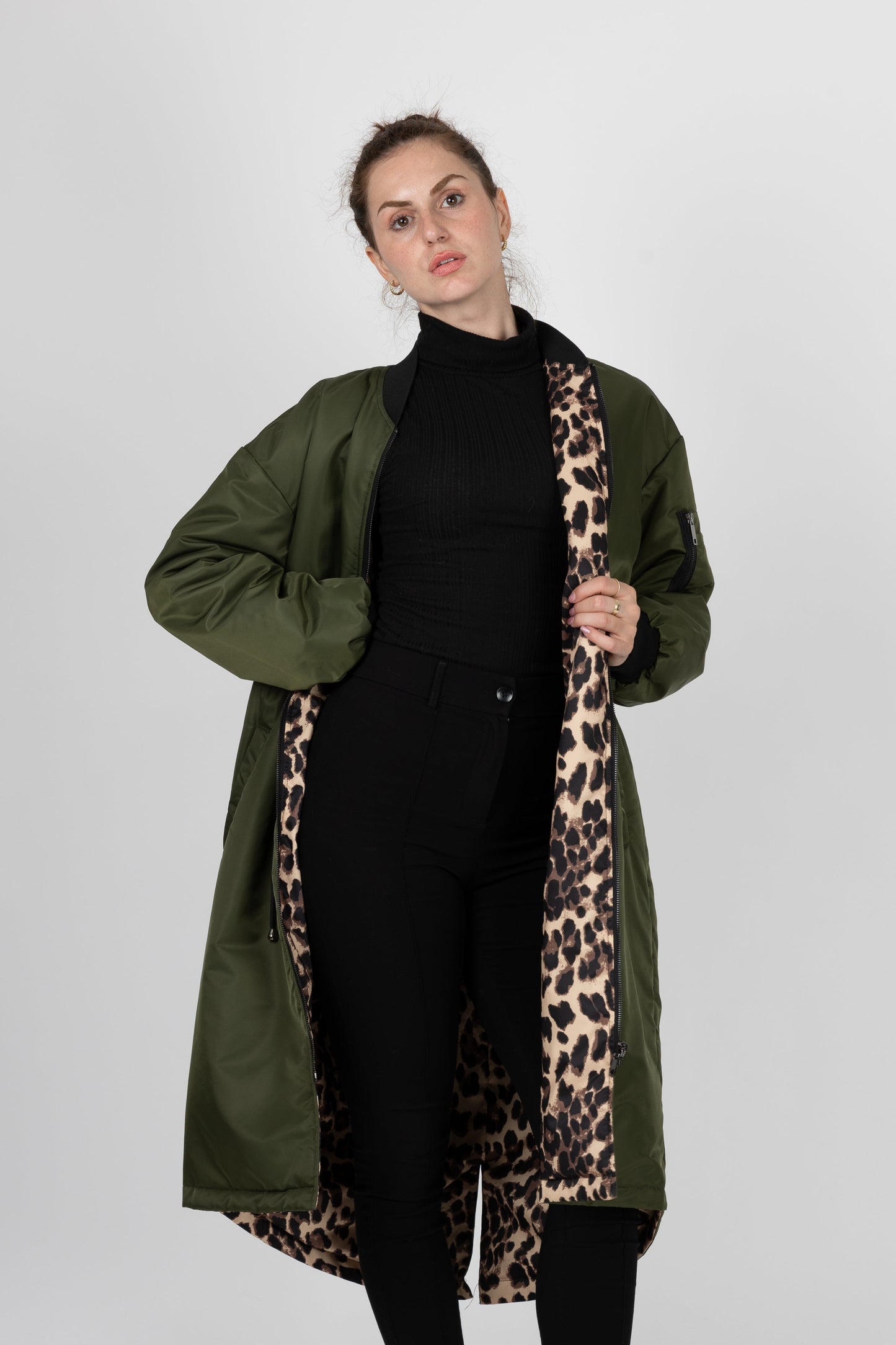 PARKA BOMBER LARGA REVERSIBLE CON INTERIOR DE LEOPARDO