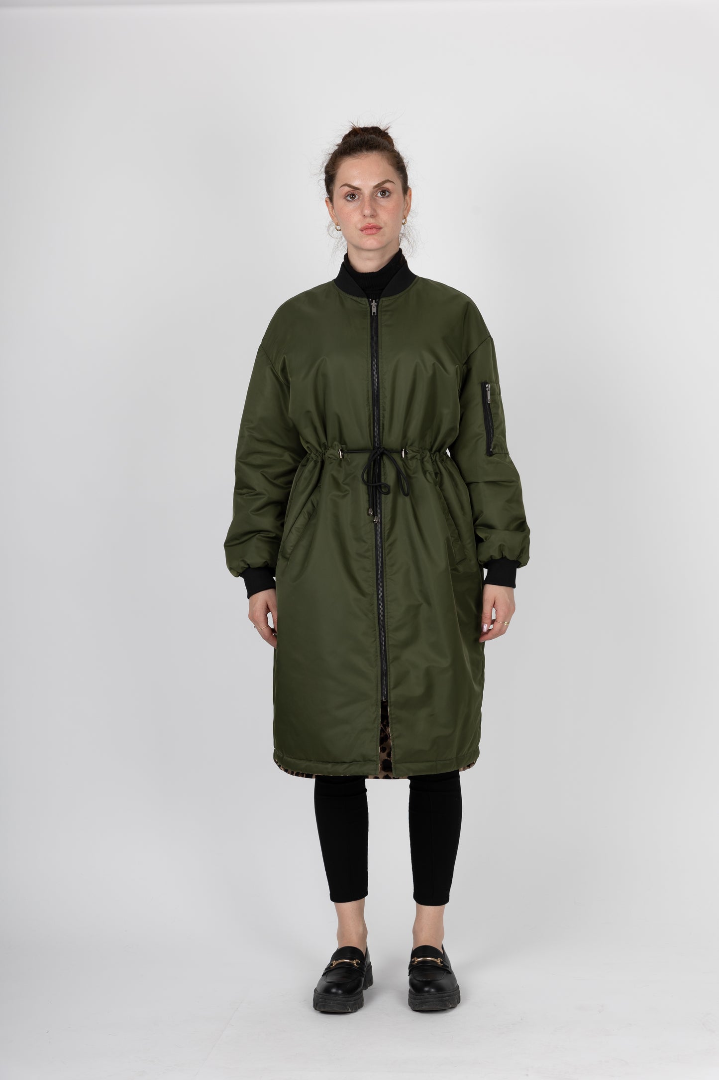PARKA BOMBER LARGA REVERSIBLE CON INTERIOR DE LEOPARDO