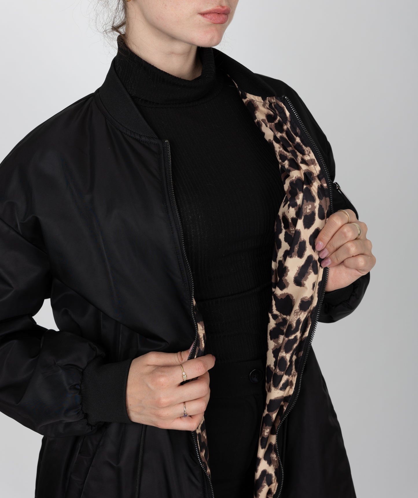 PARKA BOMBER LARGA REVERSIBLE CON INTERIOR DE LEOPARDO