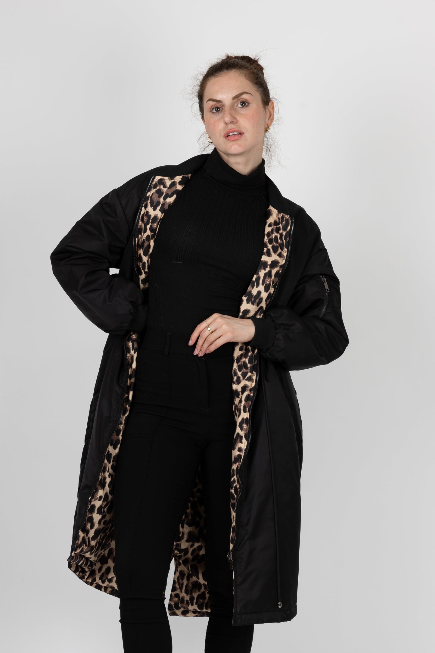 PARKA BOMBER LARGA REVERSIBLE CON INTERIOR DE LEOPARDO