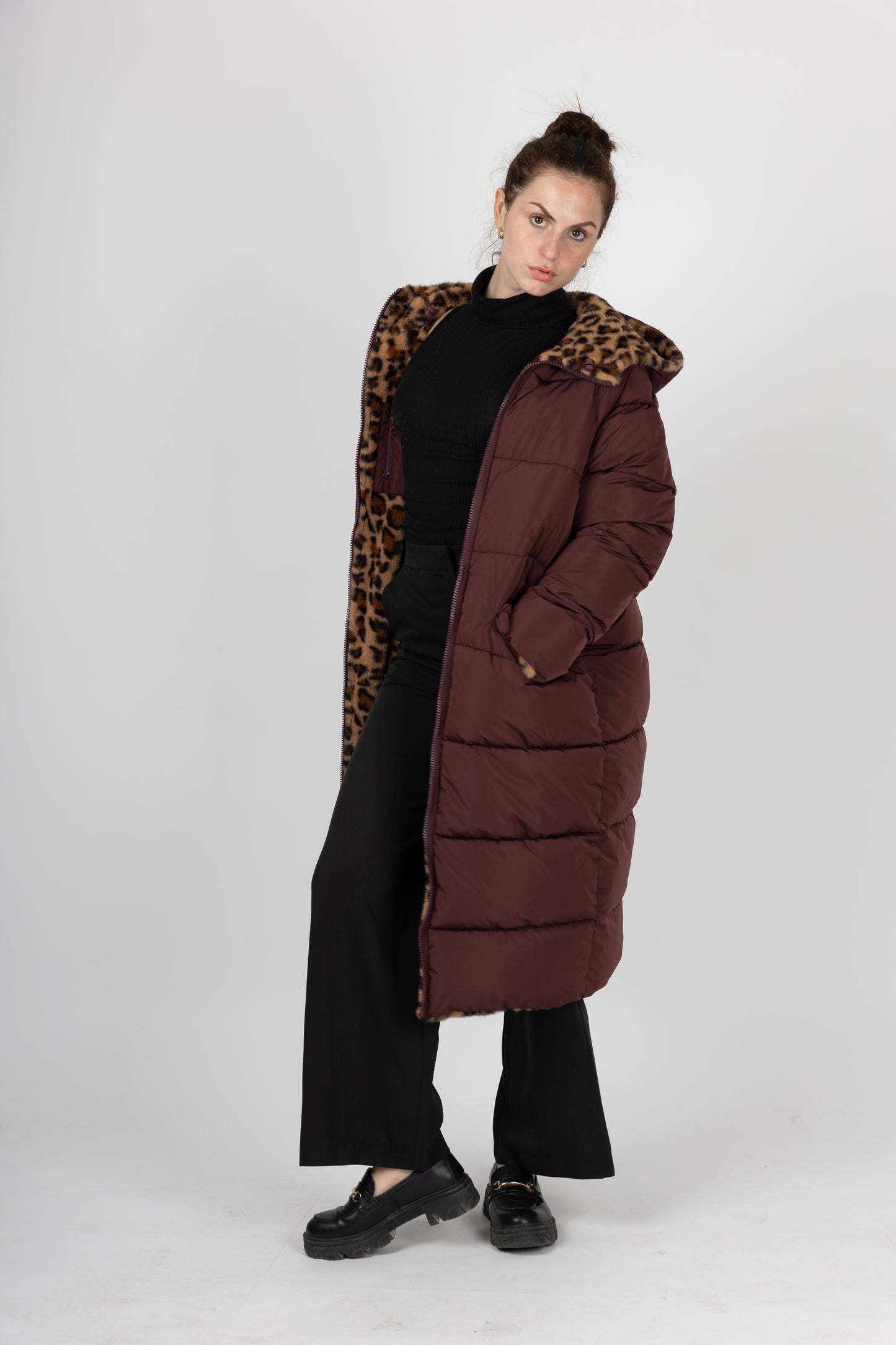 CHAQUETA DE PLUMAS LARGA REVERSIBLE CON ESTAMPADO DE LEOPARDO