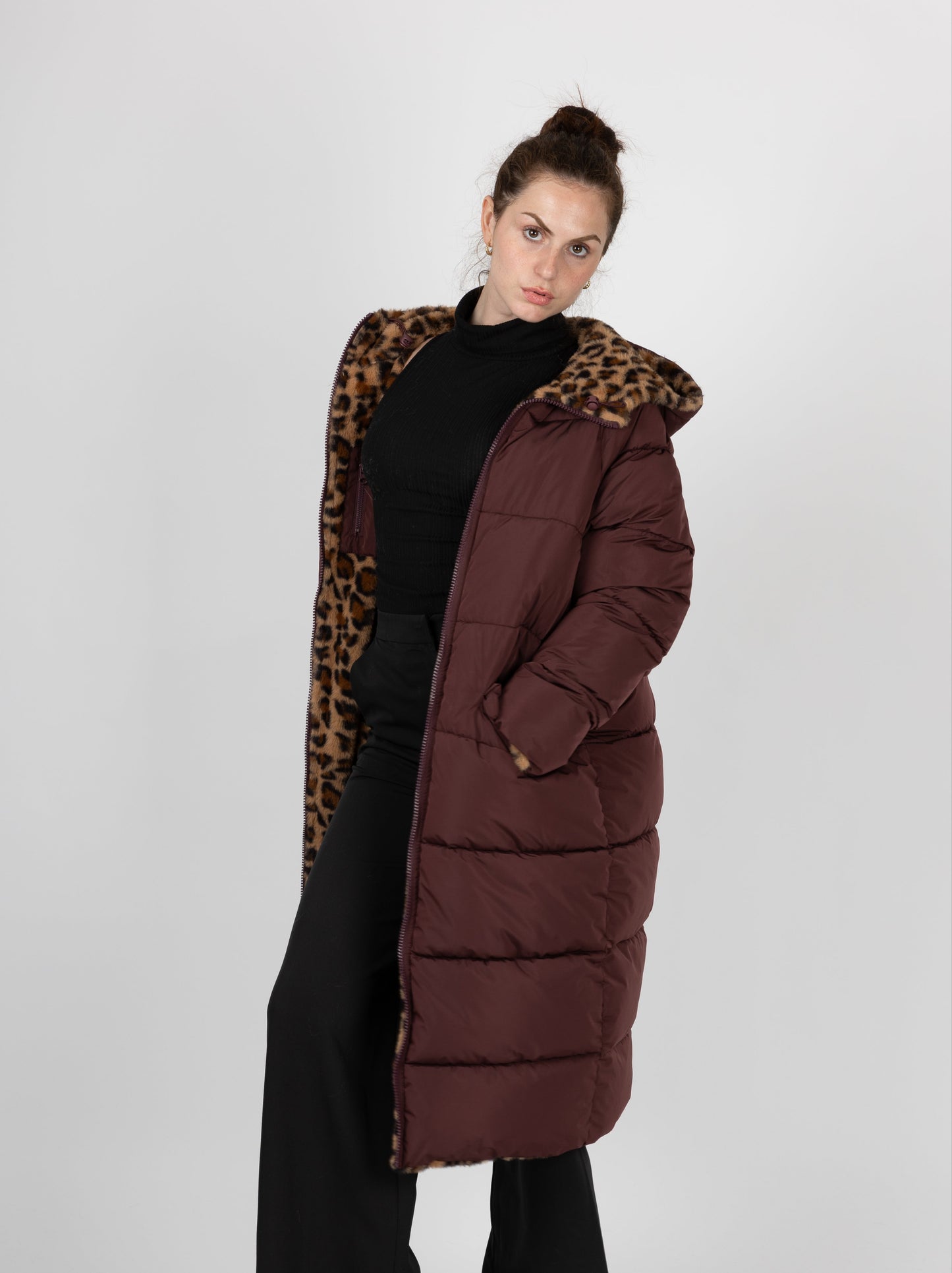 CHAQUETA DE PLUMAS LARGA REVERSIBLE CON ESTAMPADO DE LEOPARDO