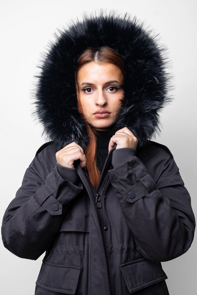Parka con capucha de piel sintética