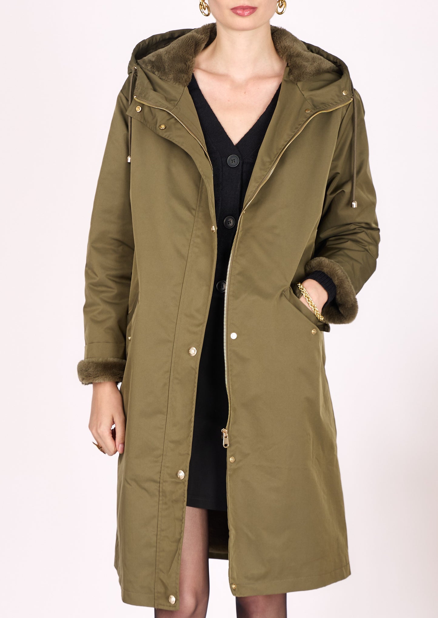 PARKA CON CAPUCHA DE PIEL SINTÉTICA