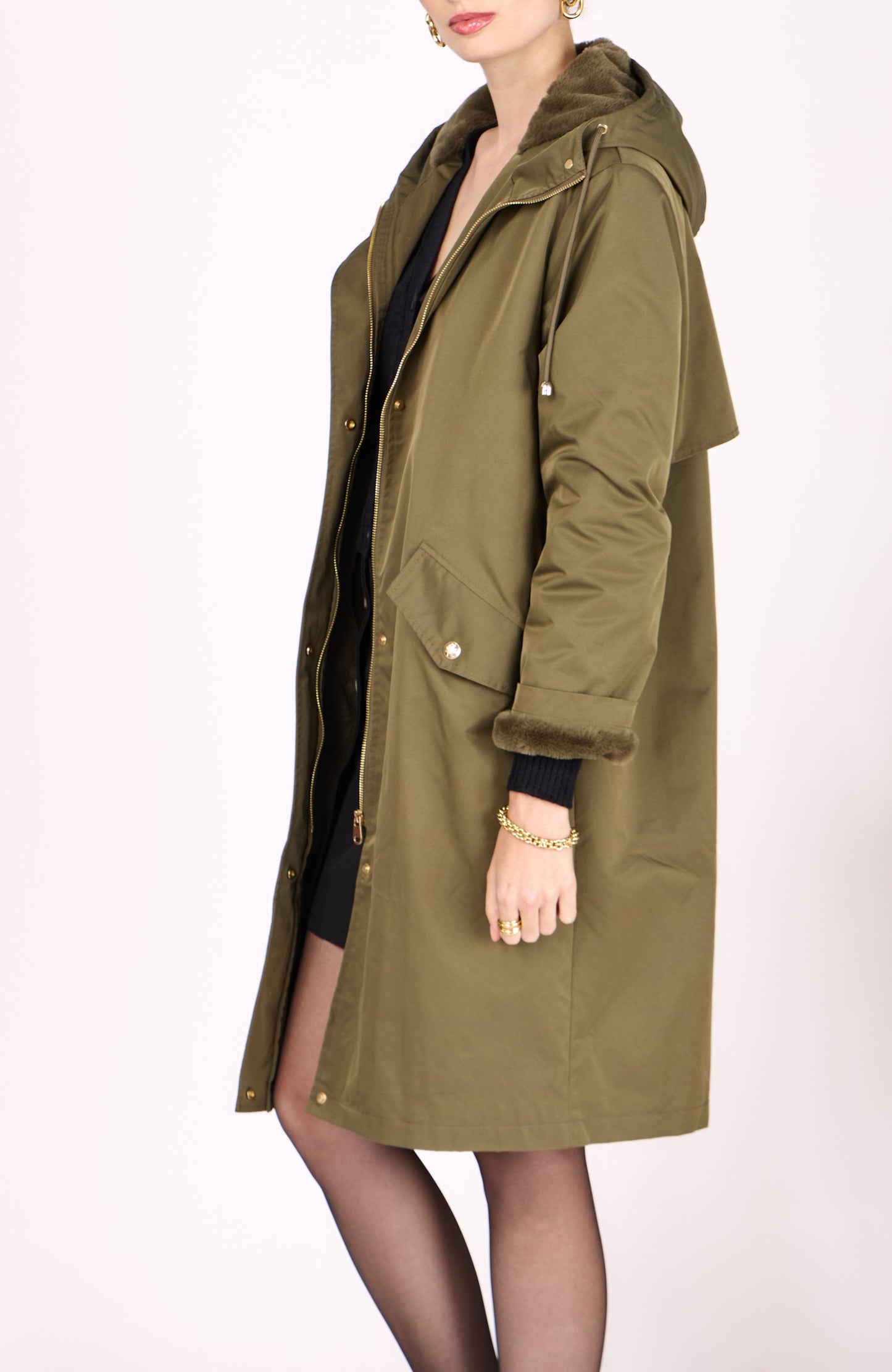 PARKA CON CAPUCHA DE PIEL SINTÉTICA