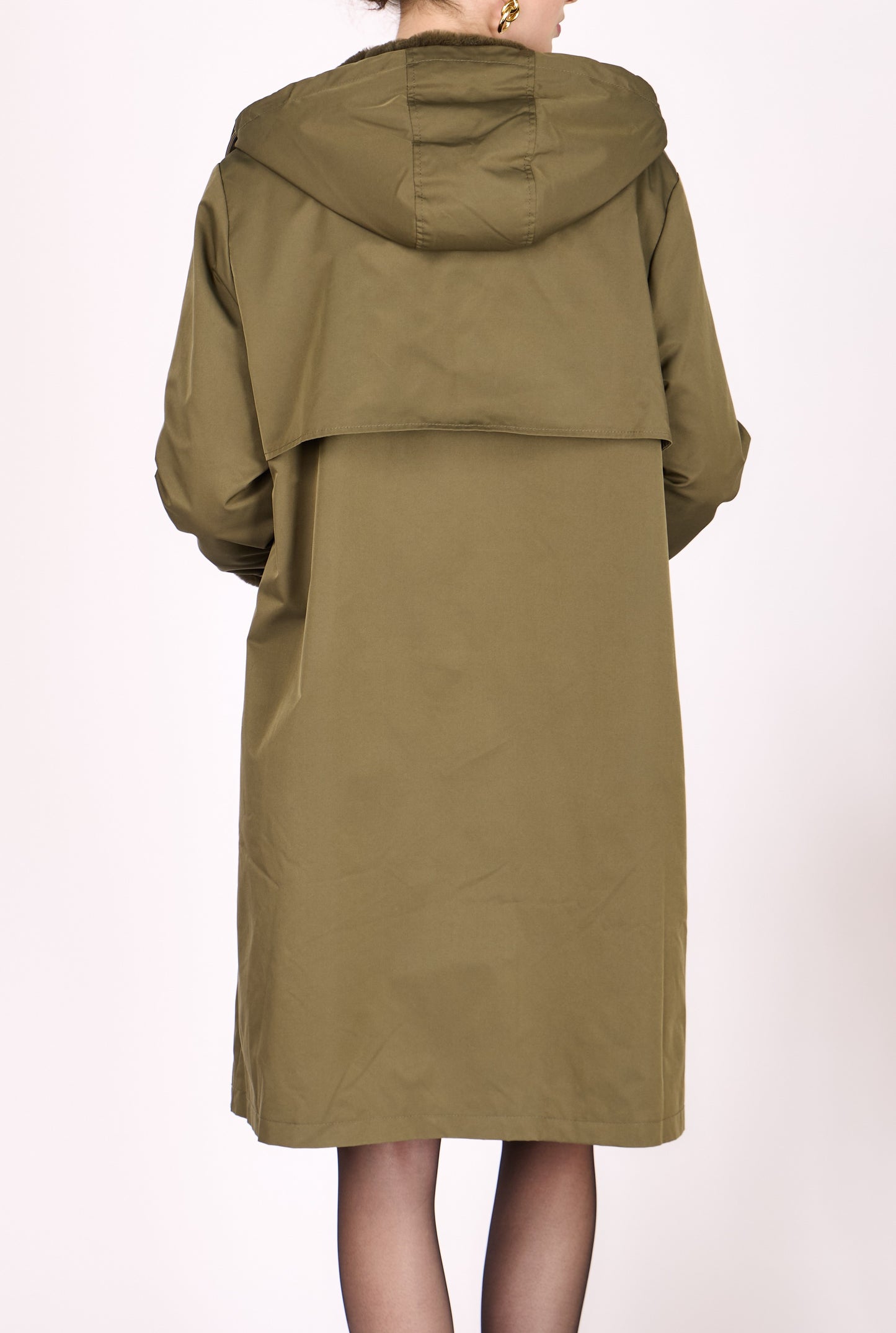 PARKA CON CAPUCHA DE PIEL SINTÉTICA
