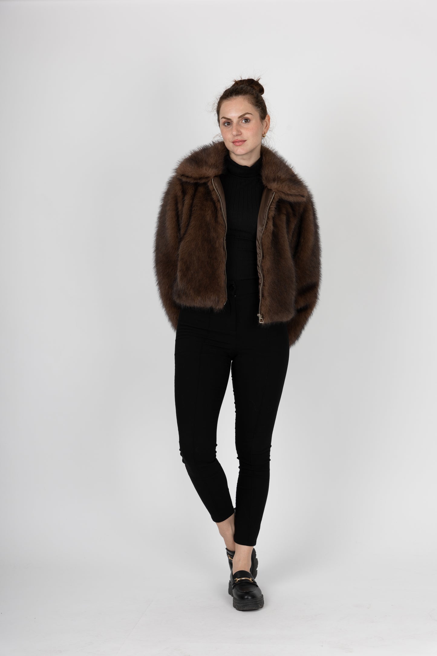 CHAQUETA DE PIEL SINTÉTICA CON CREMALLERA