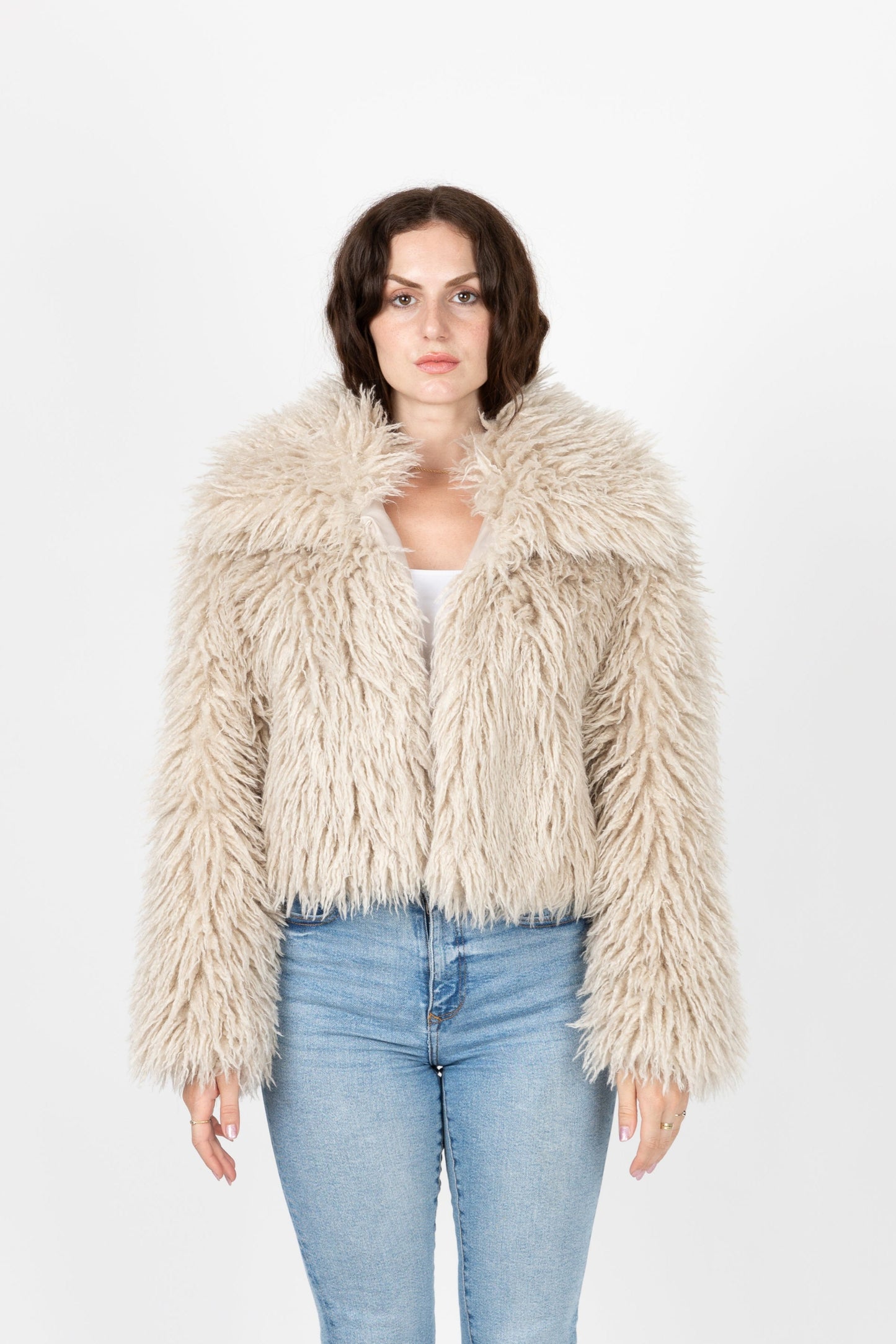 MANTEAU COURT EN FAUSSE FOURRURE MOUTON