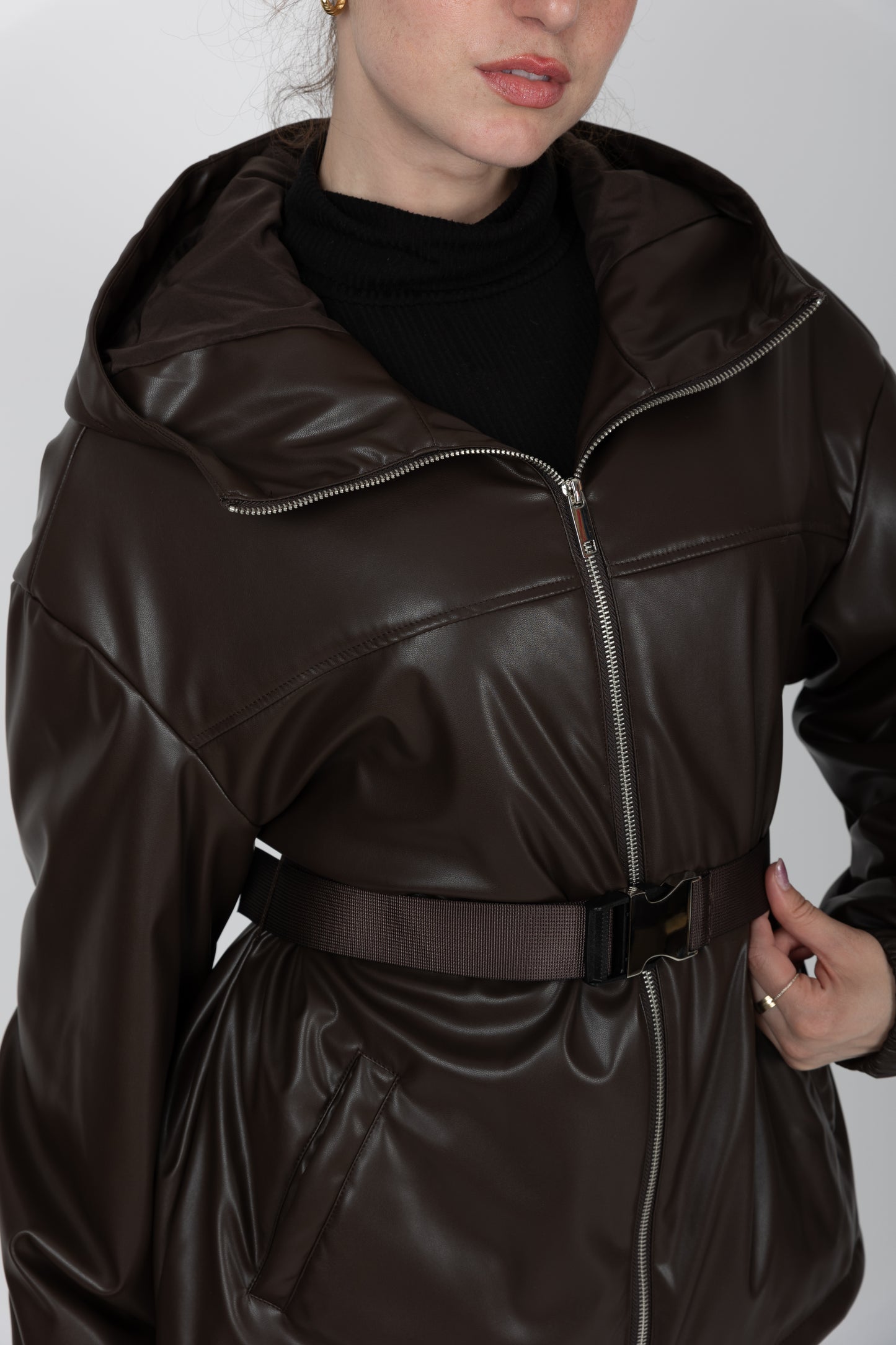 PARKA À CAPUCHE ET CEINTURE EN SIMILI CUIR